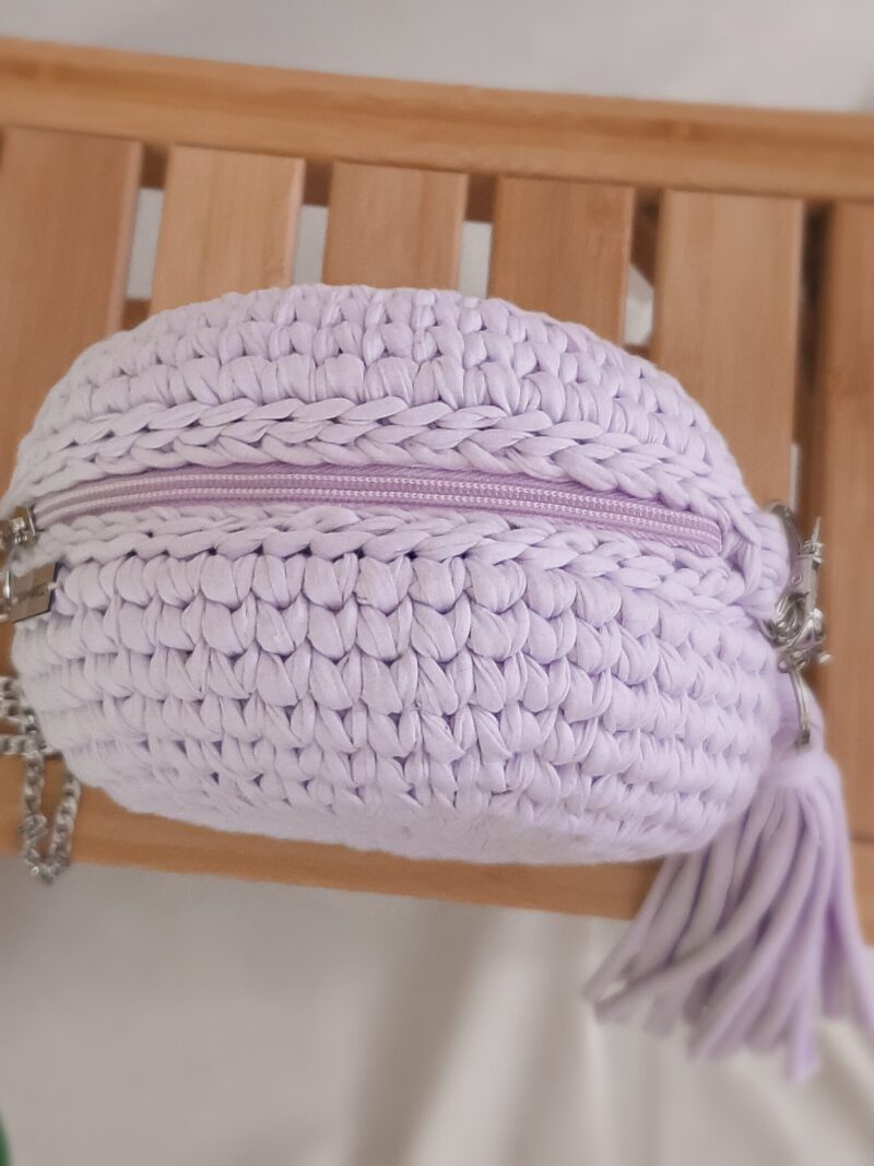 mała, okrągła torebka na łańcuszku na pasku przez ramię, pleciona na szydełku, lila