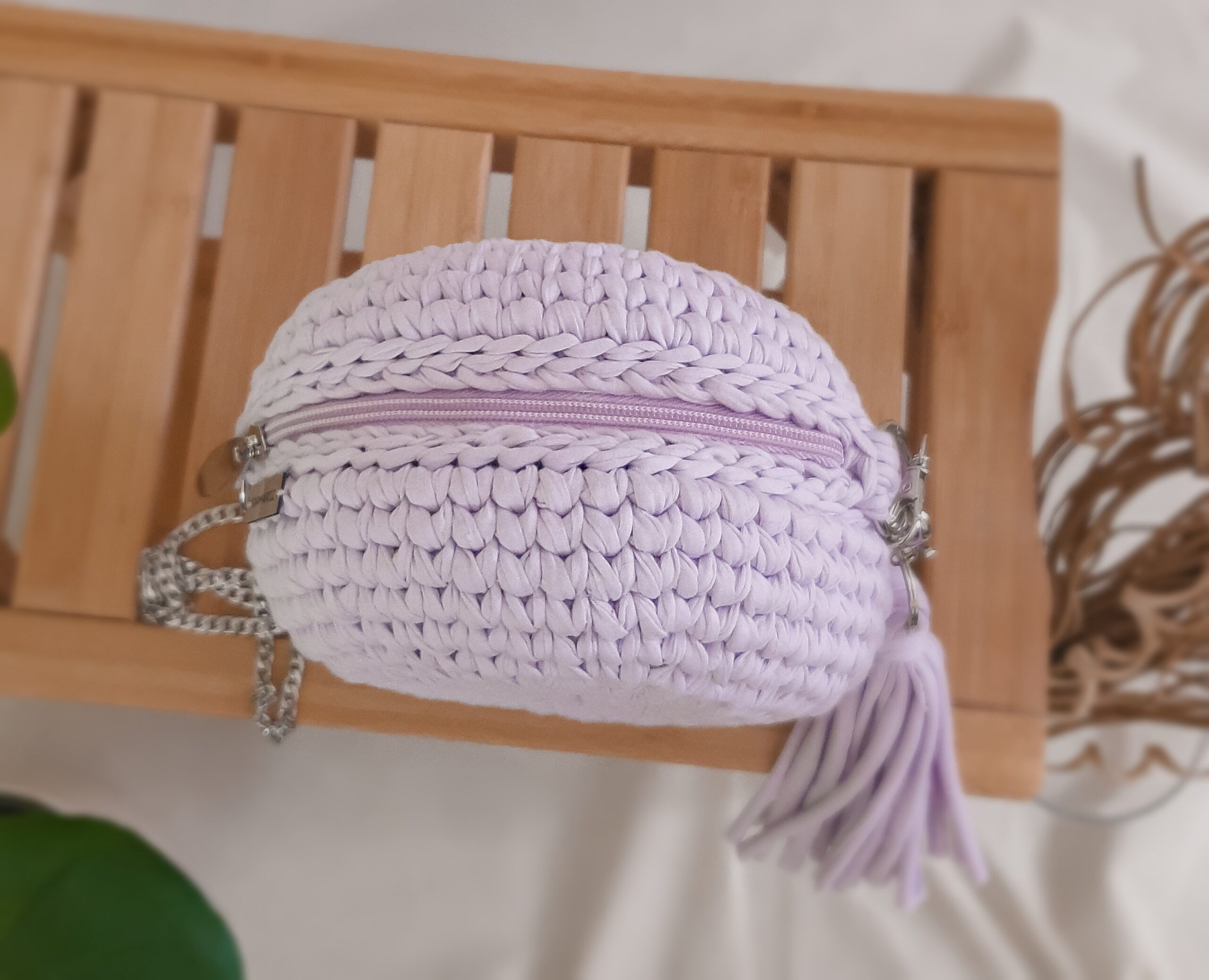 mała, okrągła torebka na łańcuszku na pasku przez ramię, pleciona na szydełku, lila