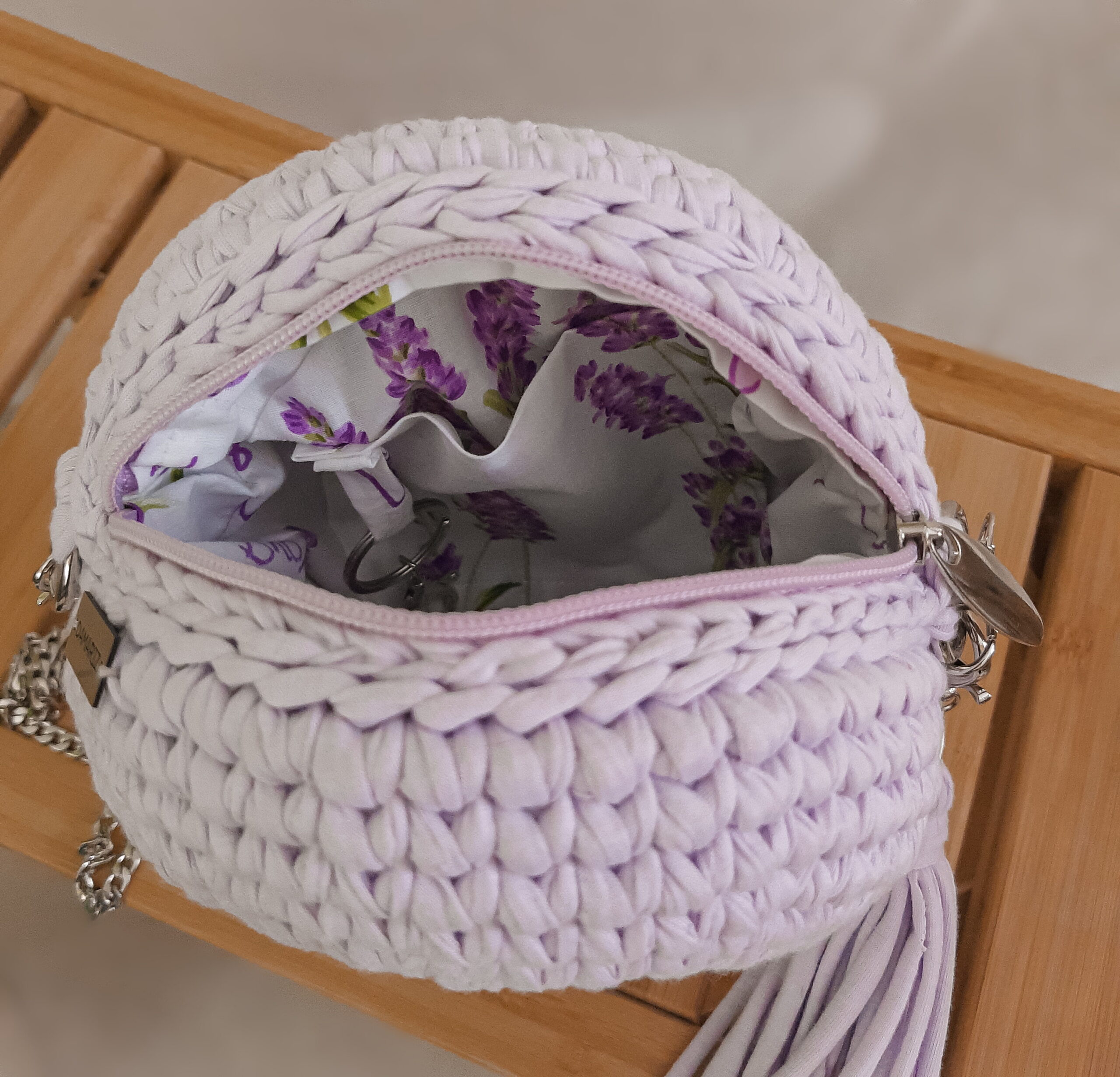 mała, okrągła torebka na łańcuszku na pasku przez ramię, pleciona na szydełku, lila