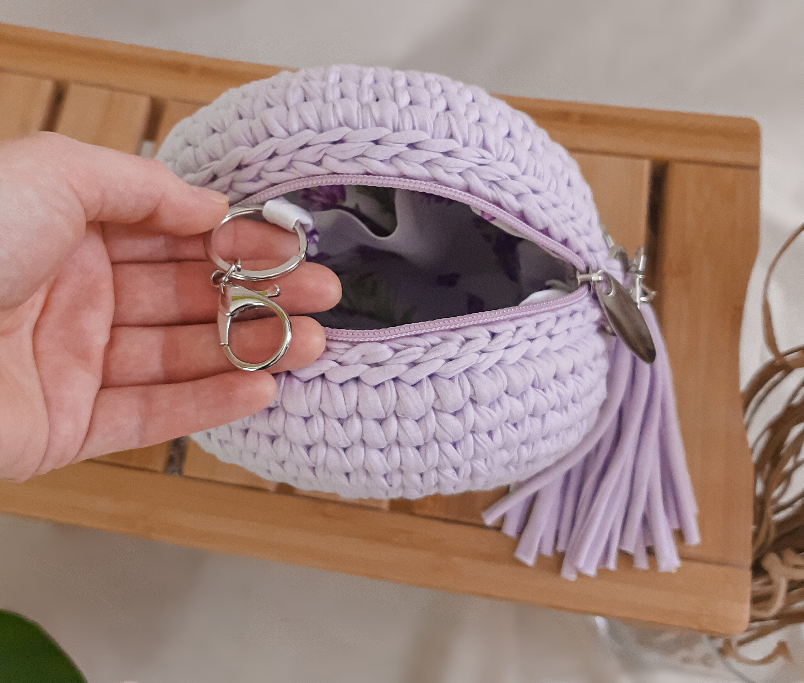 mała, okrągła torebka na łańcuszku na pasku przez ramię, pleciona na szydełku, jasny fiolet