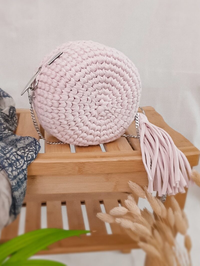 mała, okrągła torebka na łańcuszku na pasku przez ramię, pleciona na szydełku, pastelowy róż