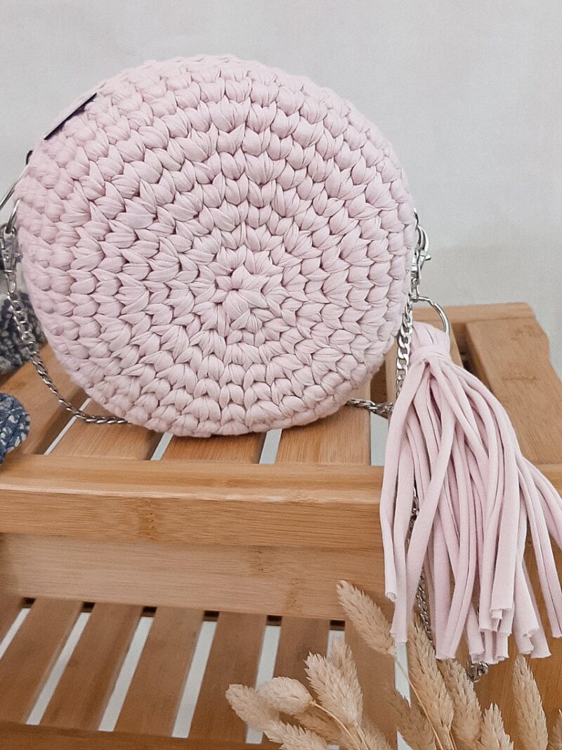 mała, okrągła torebka na łańcuszku na pasku przez ramię, pleciona na szydełku, jasnoróżowa