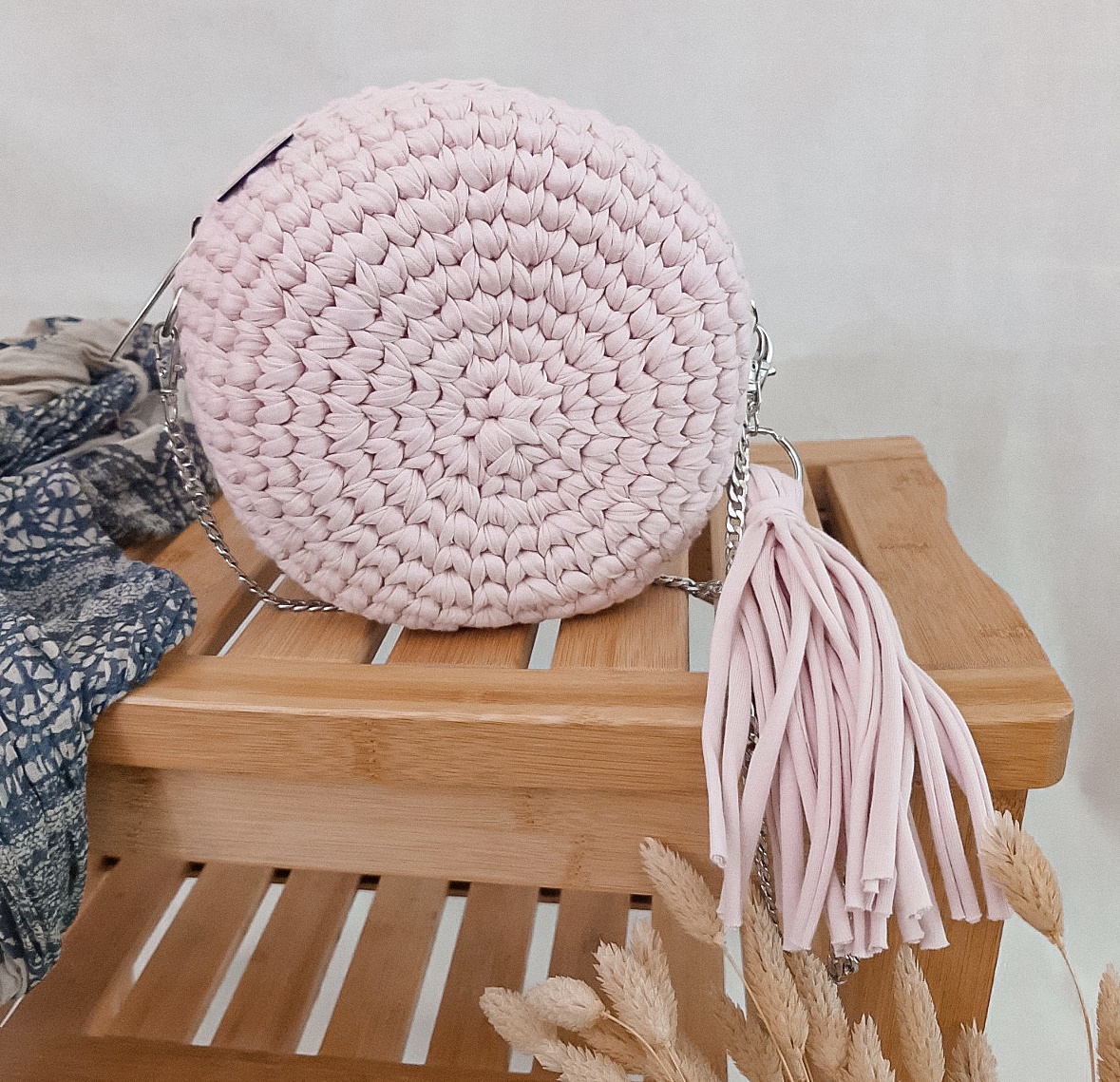mała, okrągła torebka na łańcuszku na pasku przez ramię, pleciona na szydełku, jasnoróżowa
