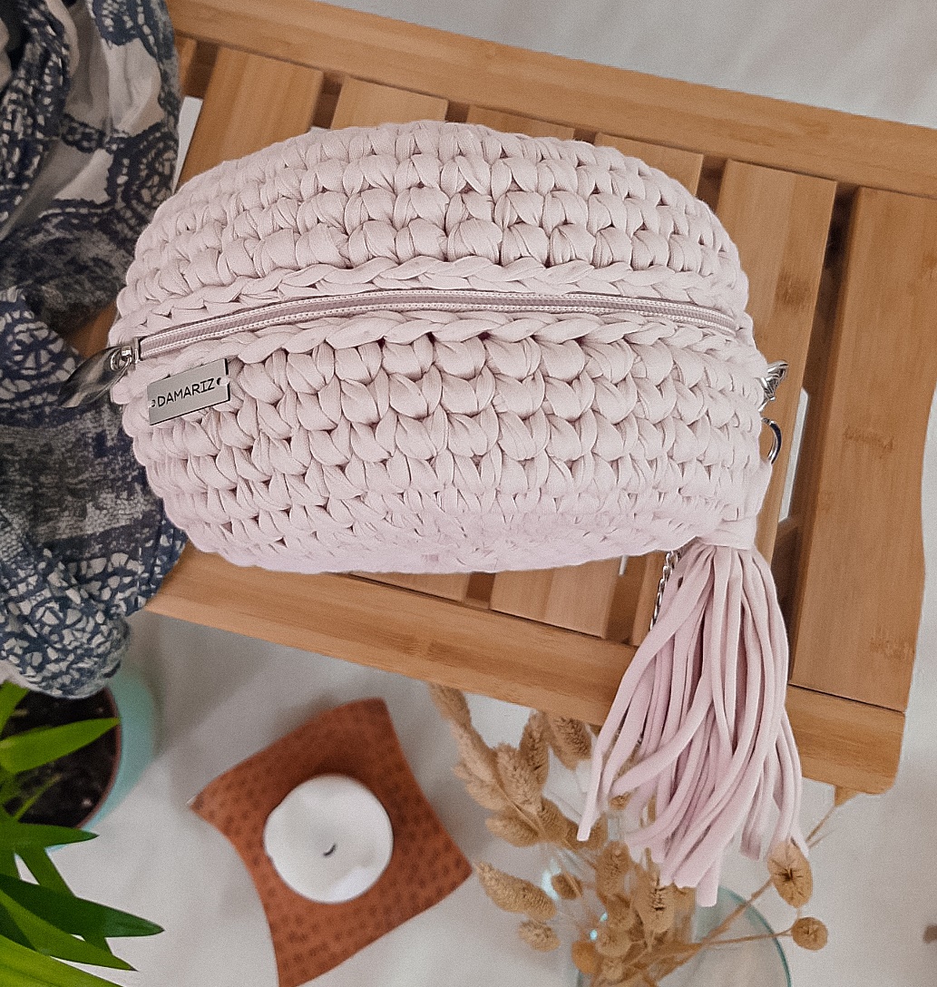 mała, okrągła torebka na łańcuszku na pasku przez ramię, pleciona na szydełku, pastelowy róż