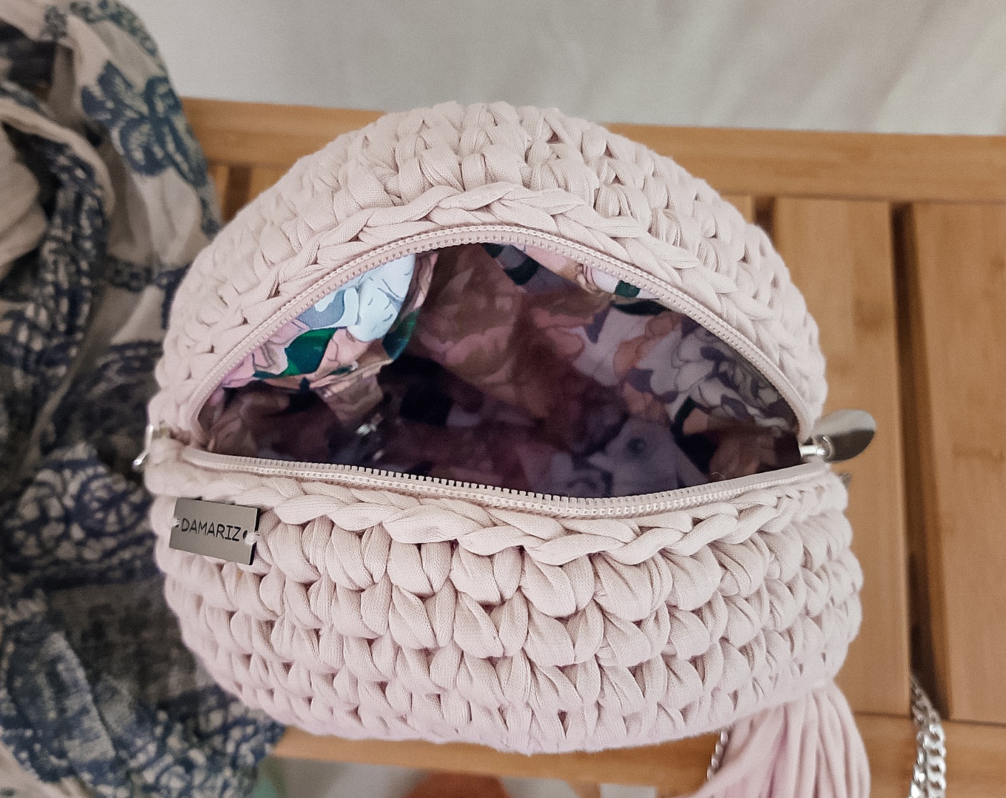 mała, okrągła torebka na łańcuszku na pasku przez ramię, pleciona na szydełku, różowa