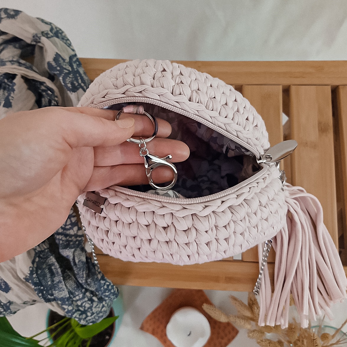 mała, okrągła torebka na łańcuszku na pasku przez ramię, pleciona na szydełku, różowa