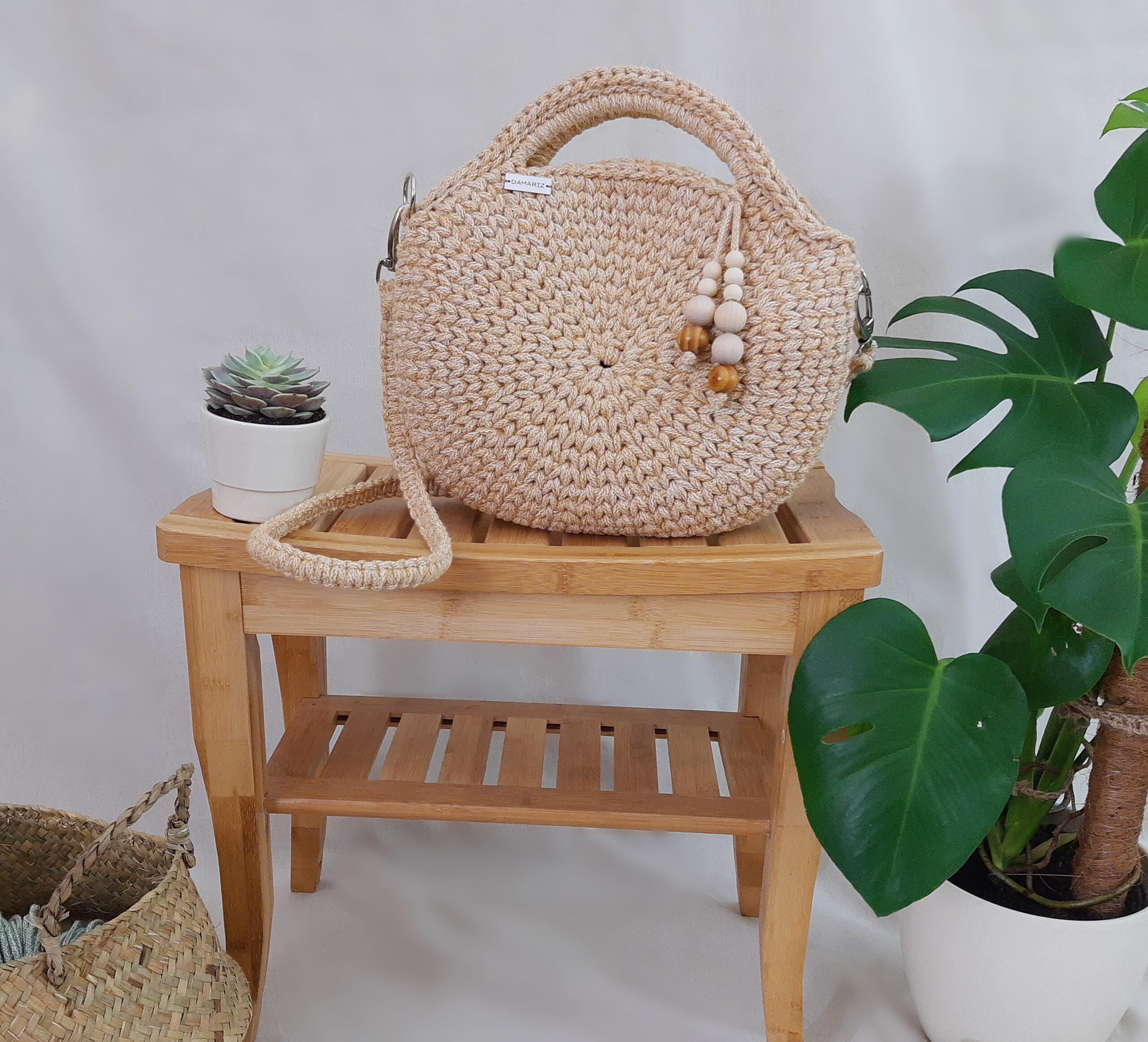 Okrągła torebka do ręki i przez ramię pleciona na szydełku ze sznurka, żółta elementami, na lato, na wiosnę