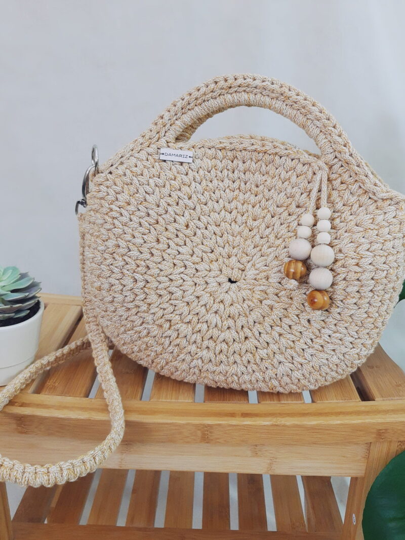 Okrągła torebka do ręki i przez ramię pleciona na szydełku ze sznurka, żółta elementami, na lato, na wiosnę