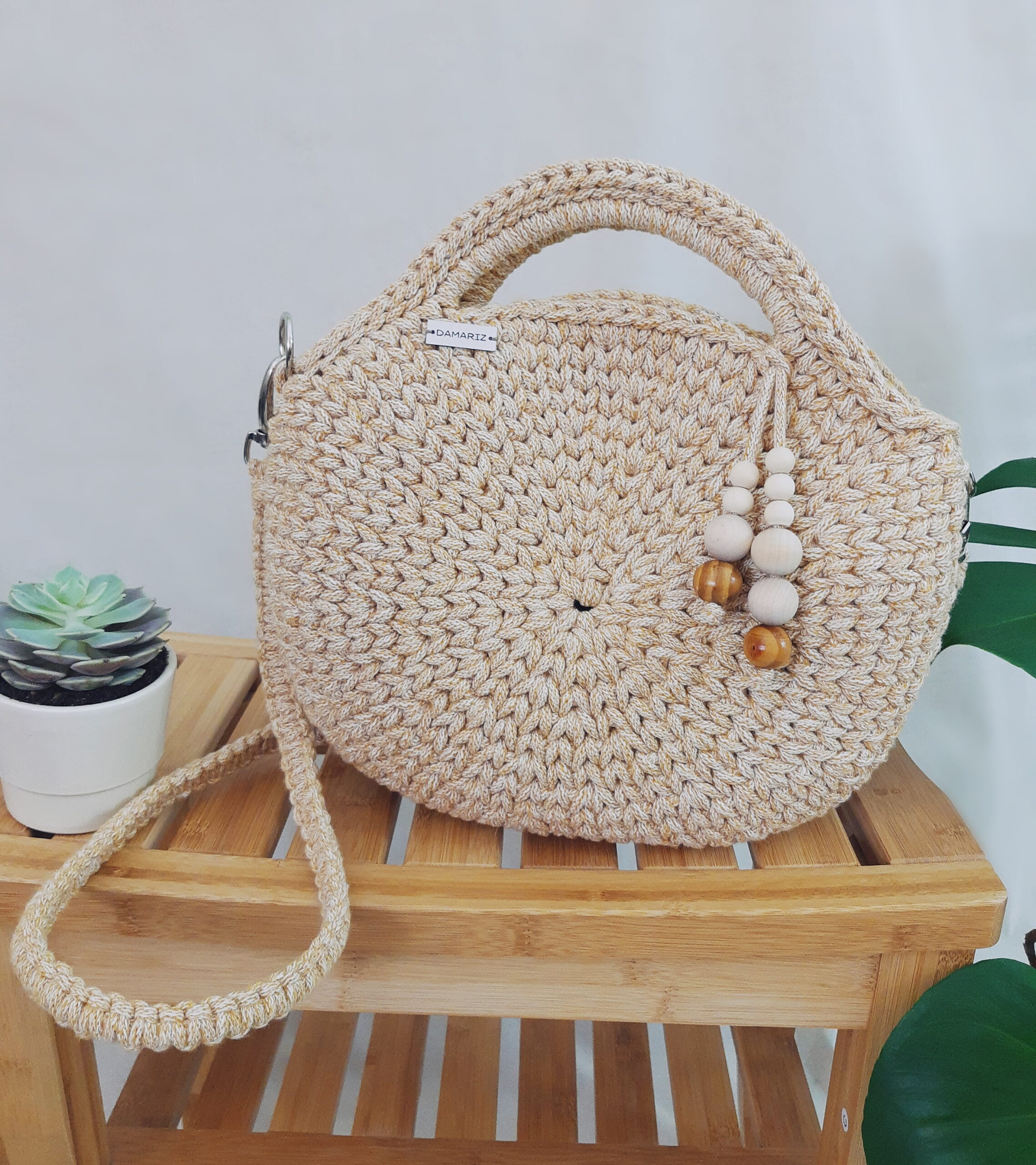 Okrągła torebka do ręki i przez ramię pleciona na szydełku ze sznurka, żółta elementami, na lato, na wiosnę