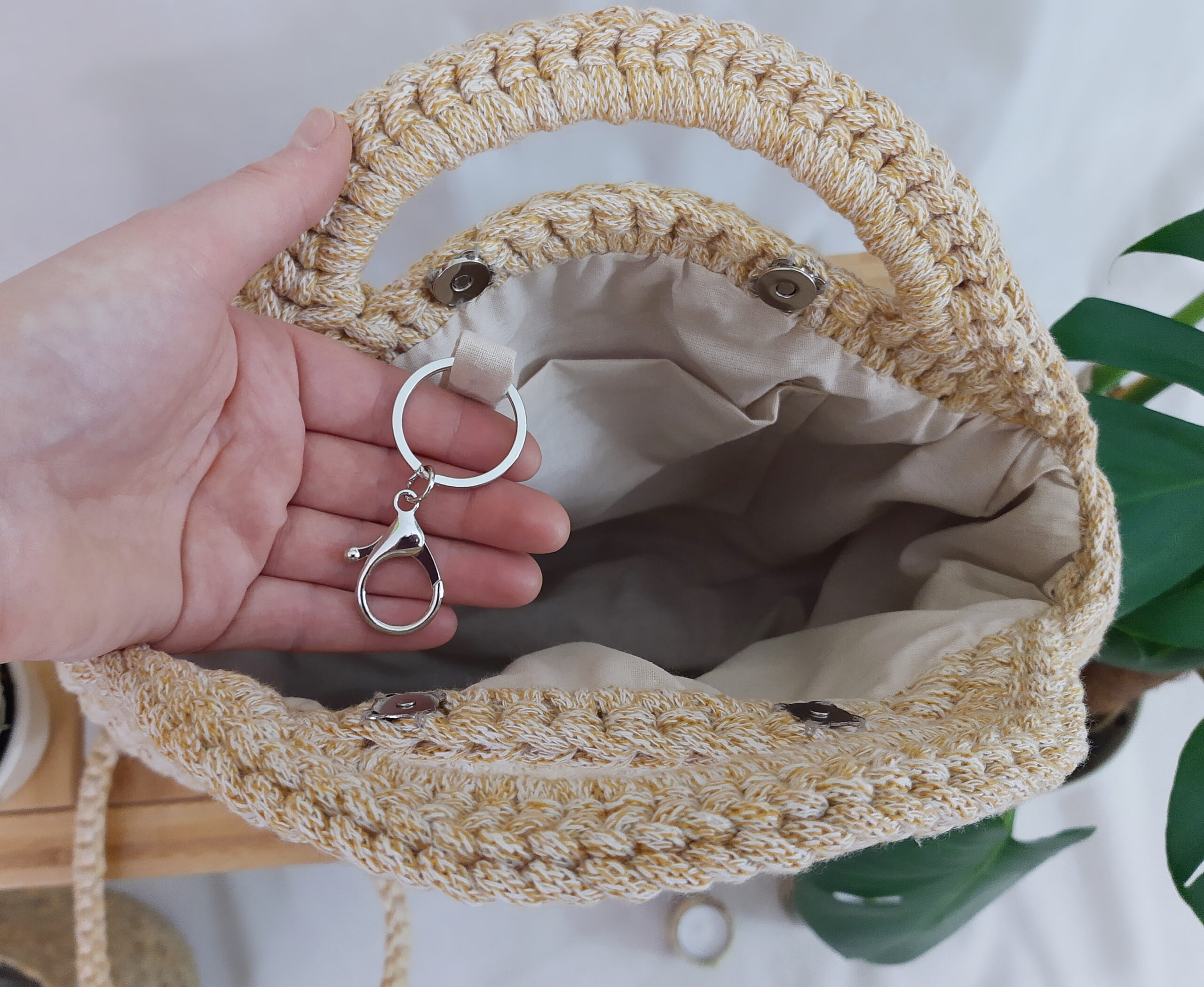 Okrągła torebka do ręki i przez ramię pleciona na szydełku ze sznurka, żółta elementami, na lato, na wiosnę