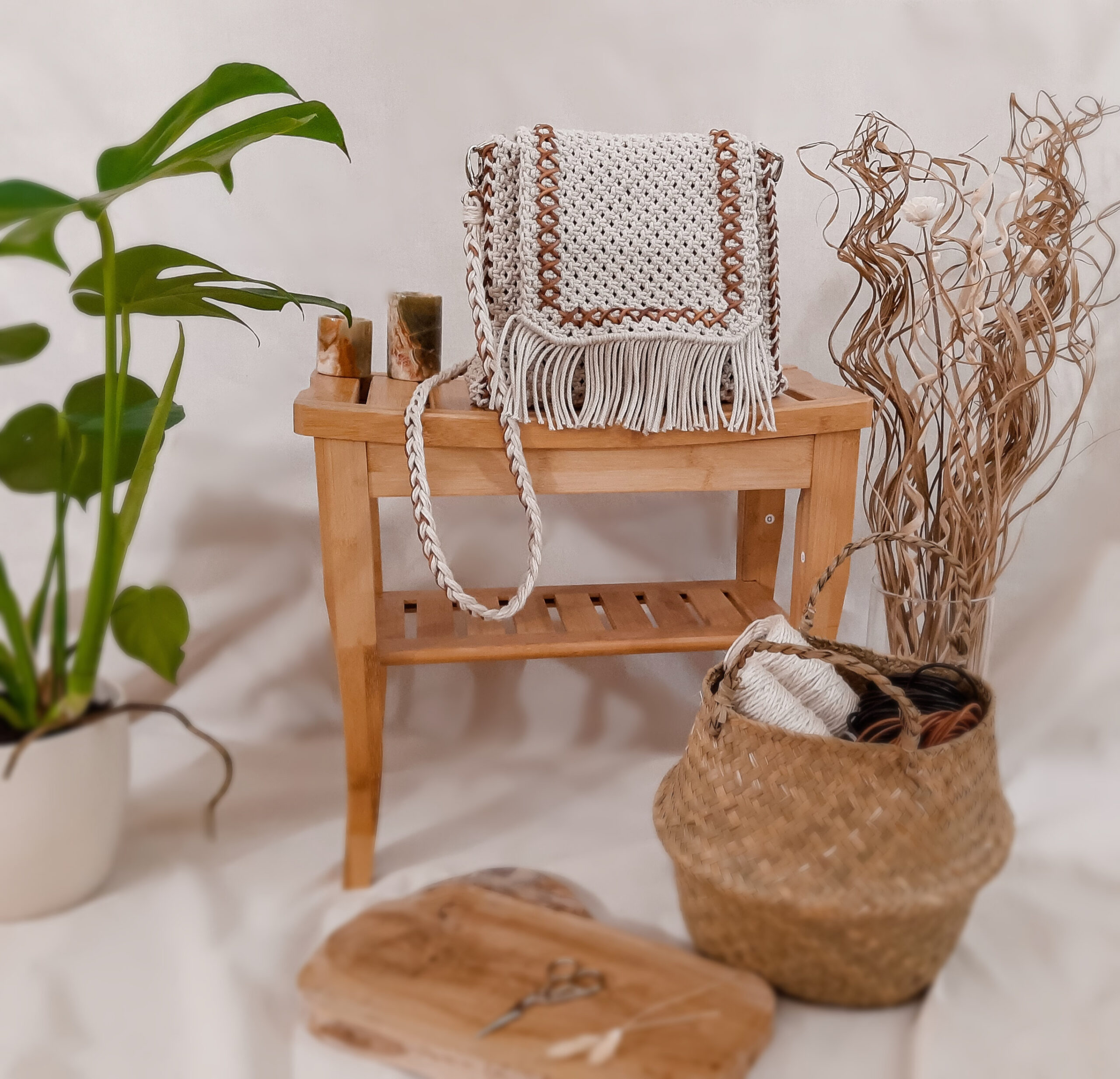 listonoszka z frędzlami, torebka ze sznurka lnianego pleciona techniką makramy, przez ramię, naturalna