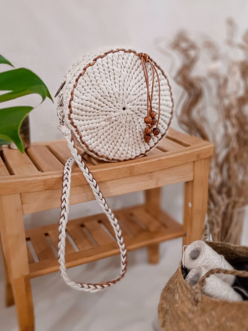 okrągła torebka damska pleciona z naturalnego lnu i skóry, przez ramię, kolor naturalny