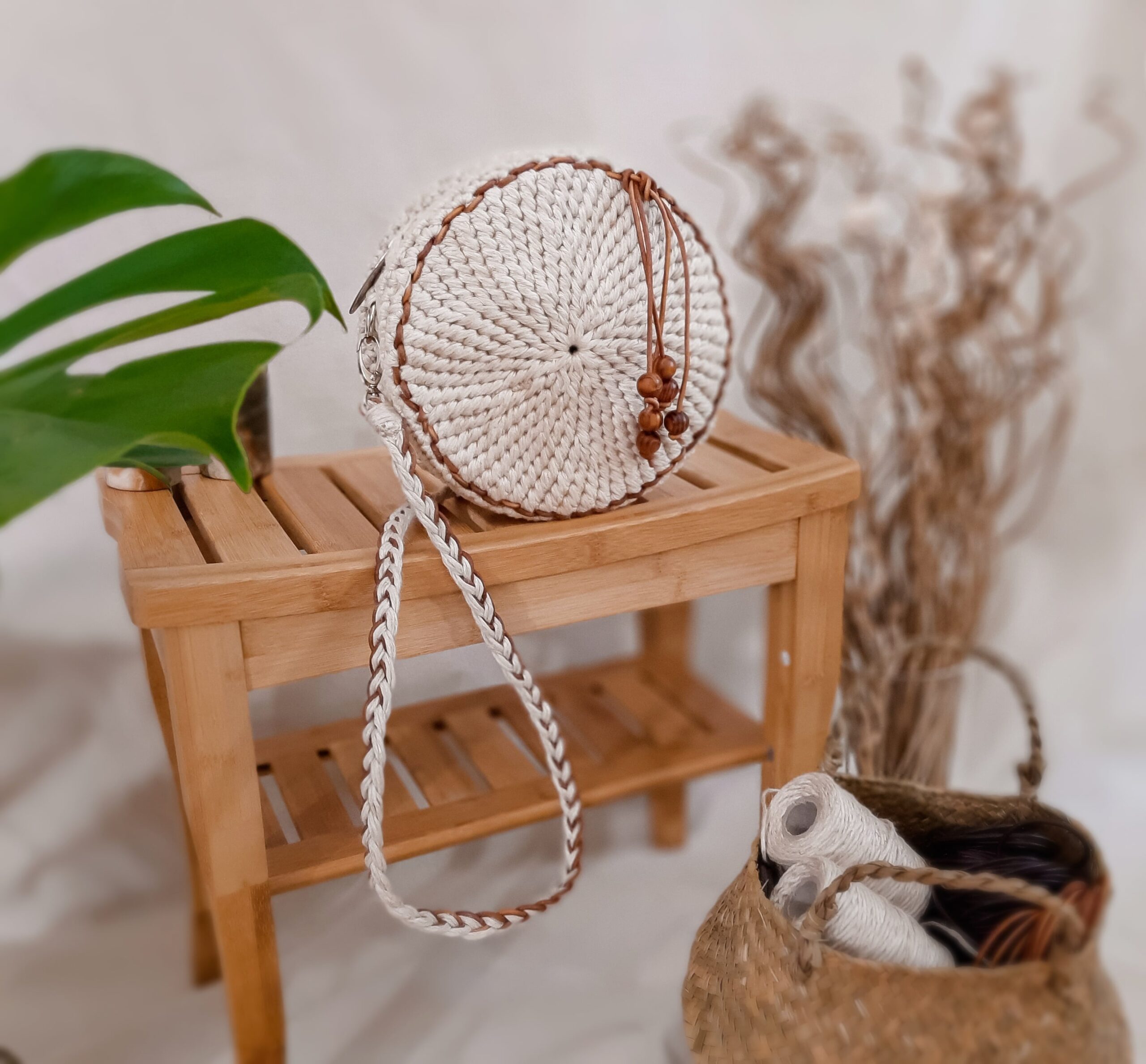 okrągła torebka damska pleciona z naturalnego lnu i skóry, przez ramię, kolor naturalny