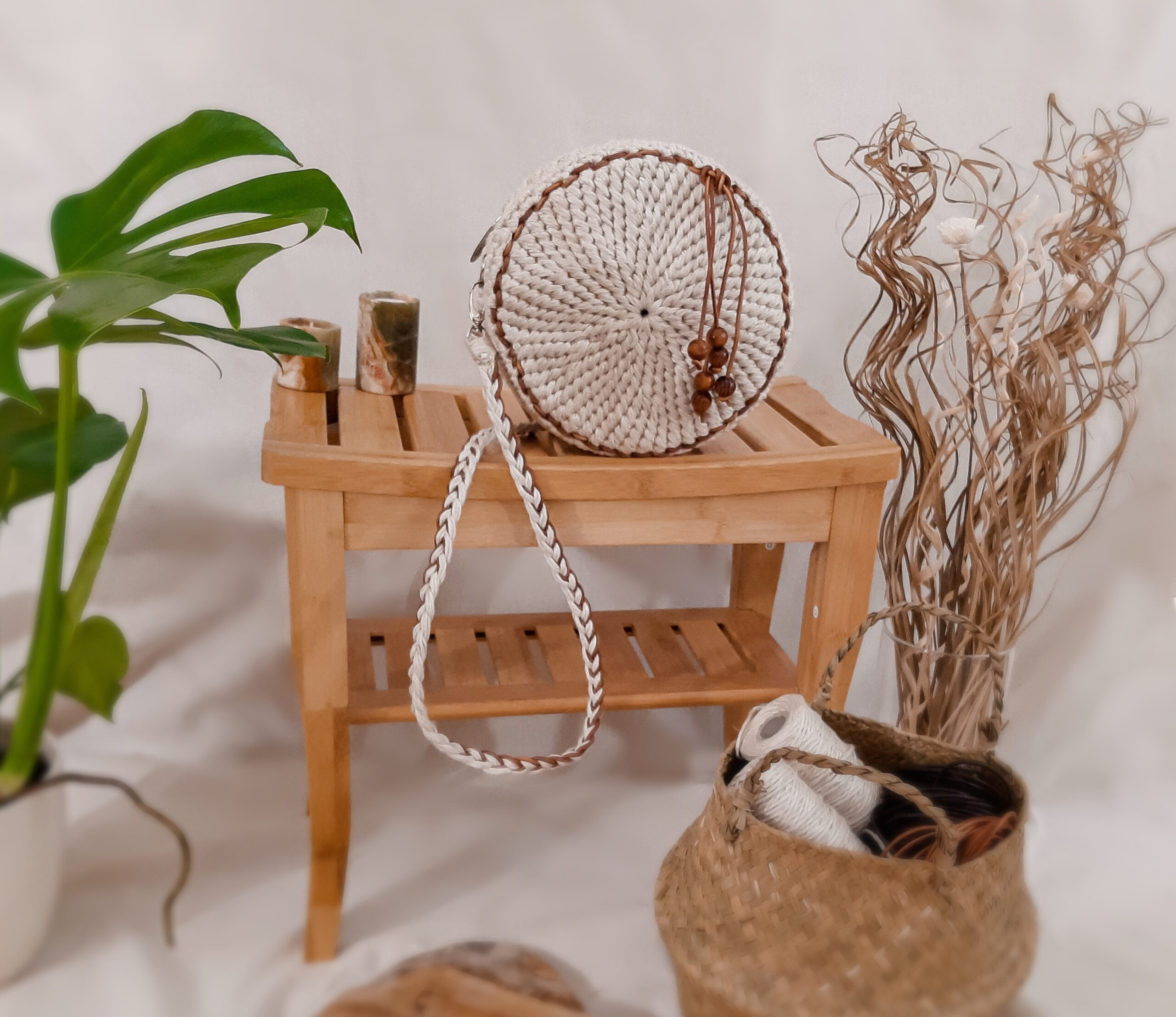 okrągła torebka damska pleciona z naturalnego lnu i skóry, przez ramię, kolor naturalny