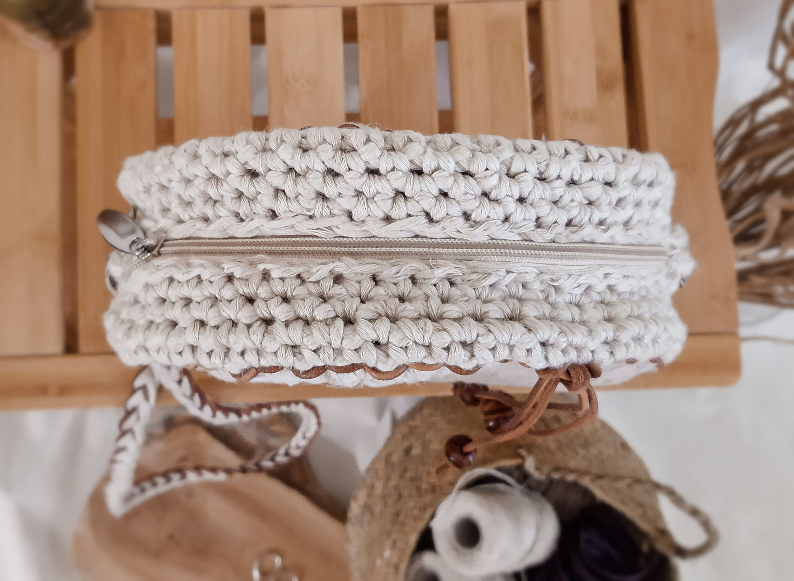 okrągła torebka damska pleciona z naturalnego lnu i skóry, przez ramię, kolor naturalny