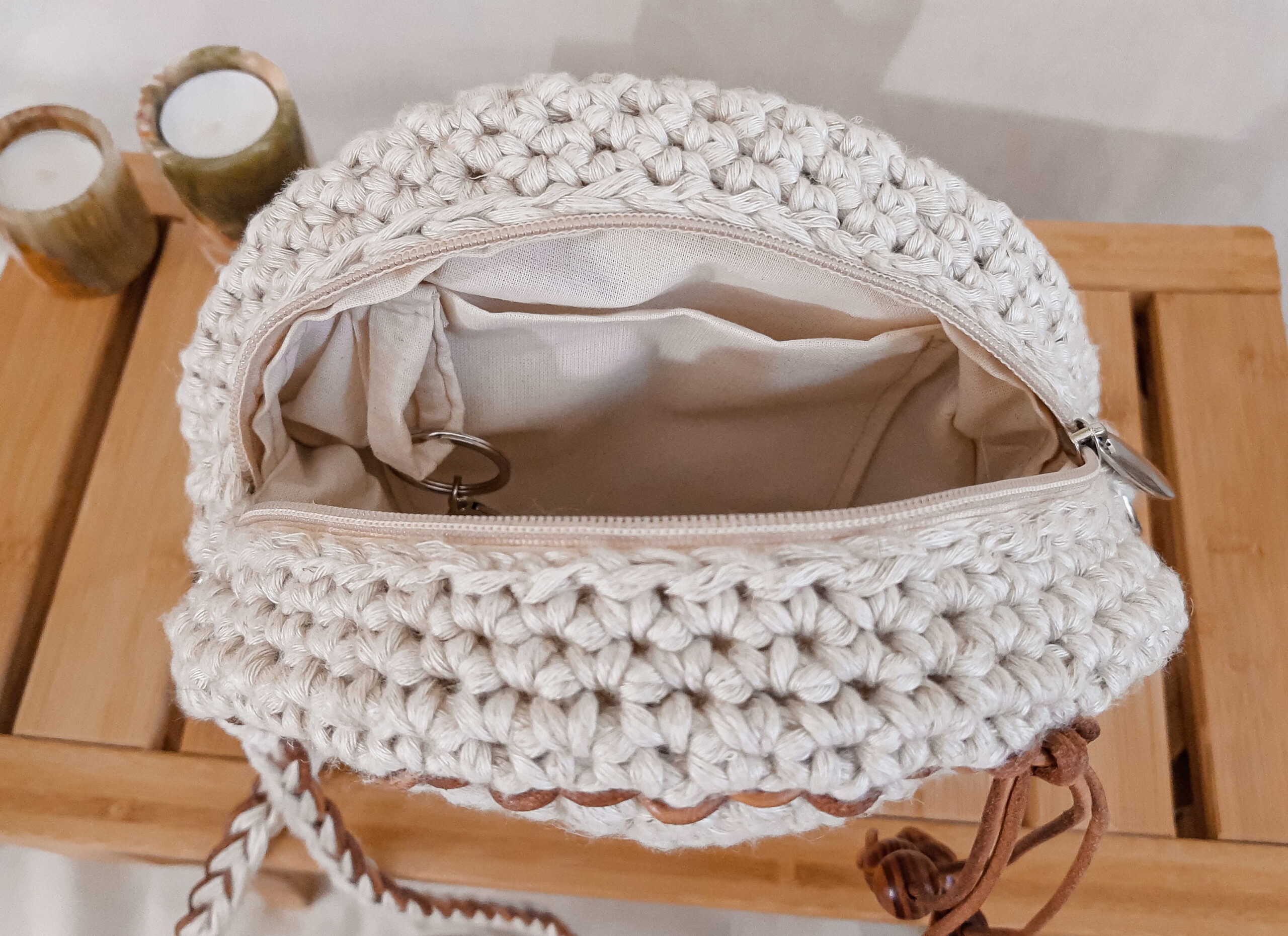 okrągła torebka damska pleciona z naturalnego lnu i skóry, przez ramię, kolor naturalny