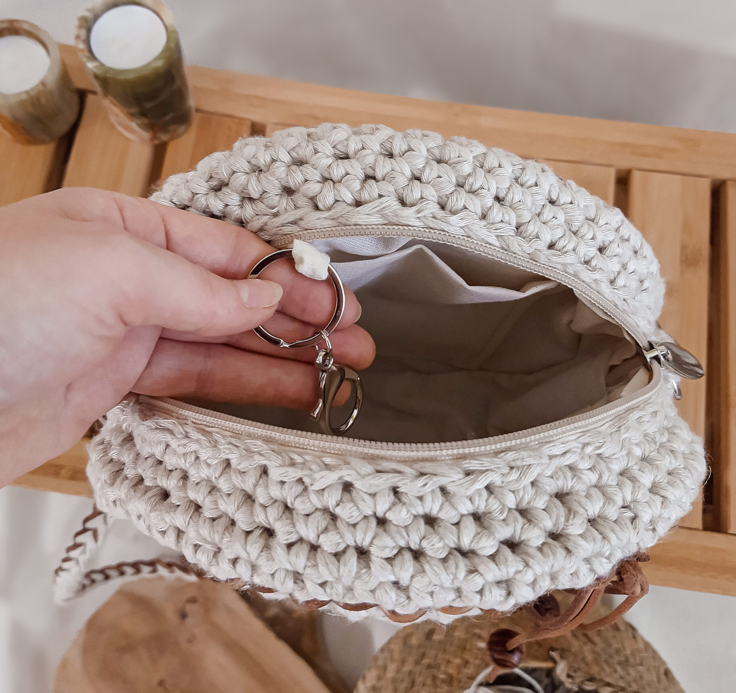 okrągła torebka damska pleciona z naturalnego lnu i skóry, przez ramię, kolor naturalny