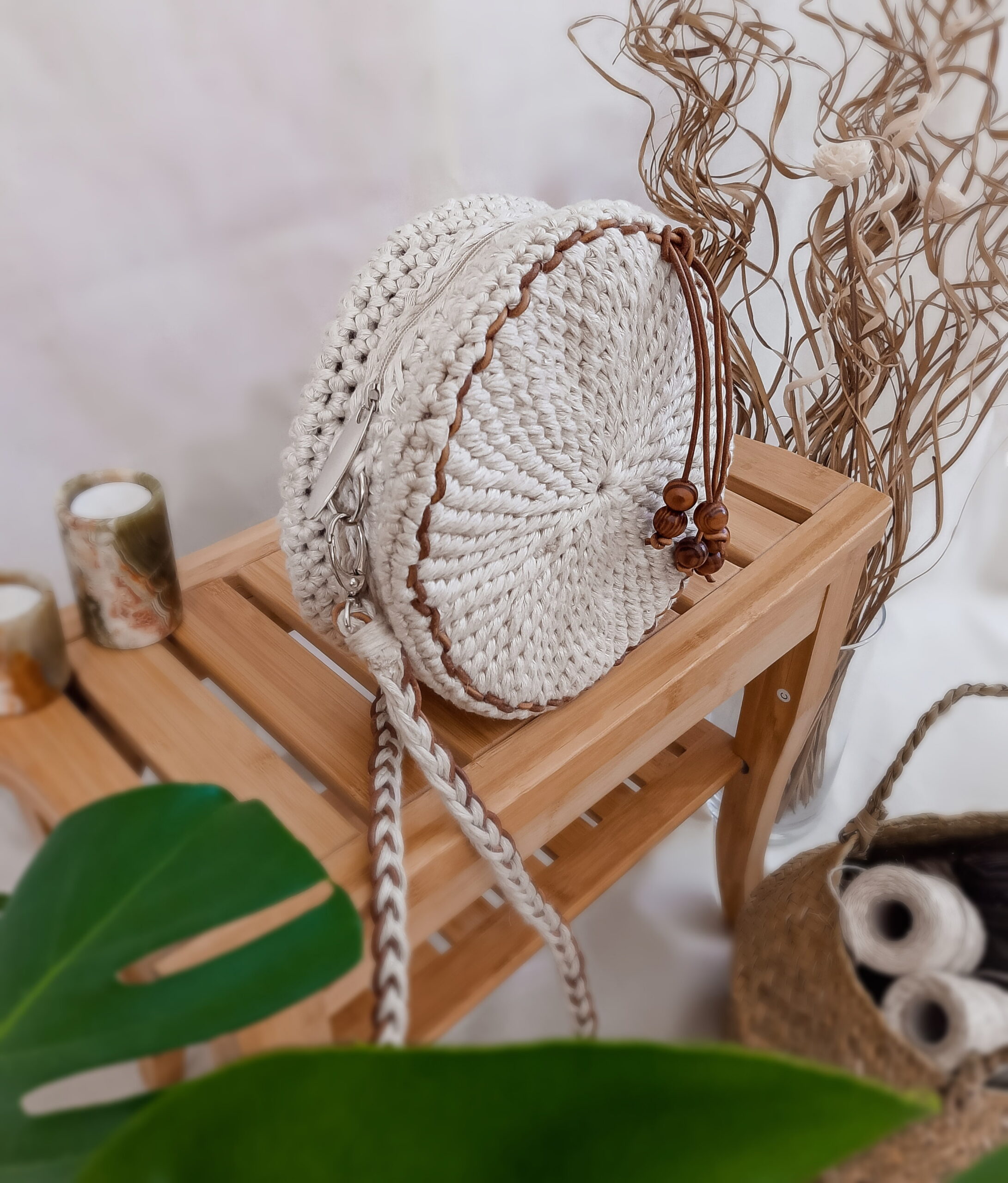 okrągła torebka damska pleciona z naturalnego lnu i skóry, przez ramię, kolor naturalny