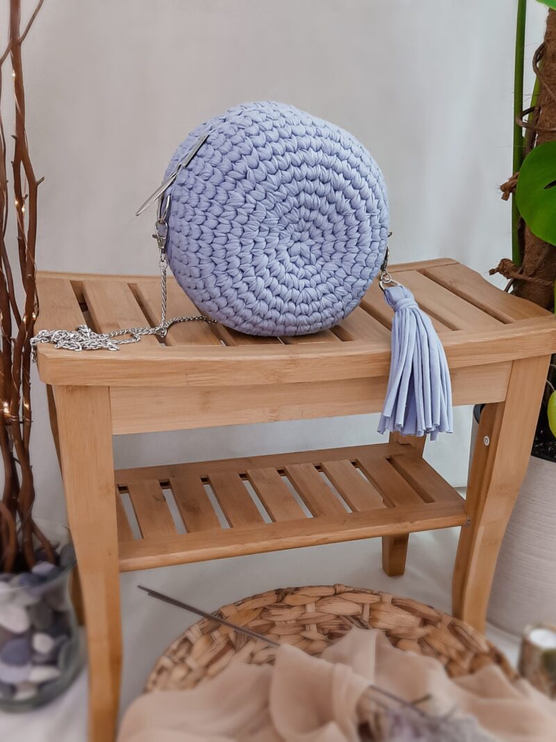 mała szara, okrągła torebka na łańcuszku na pasku przez ramię, pleciona na szydełku