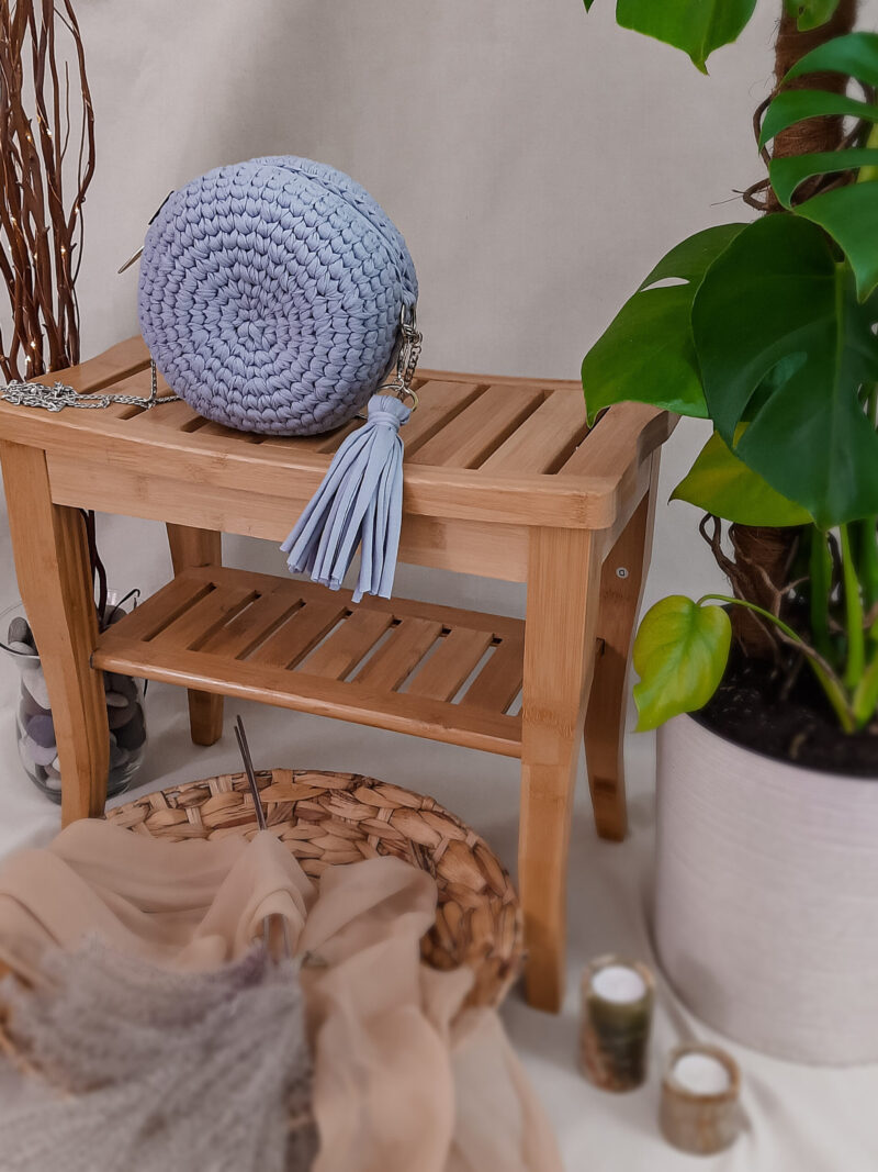 mała szara, okrągła torebka na łańcuszku na pasku przez ramię, pleciona na szydełku