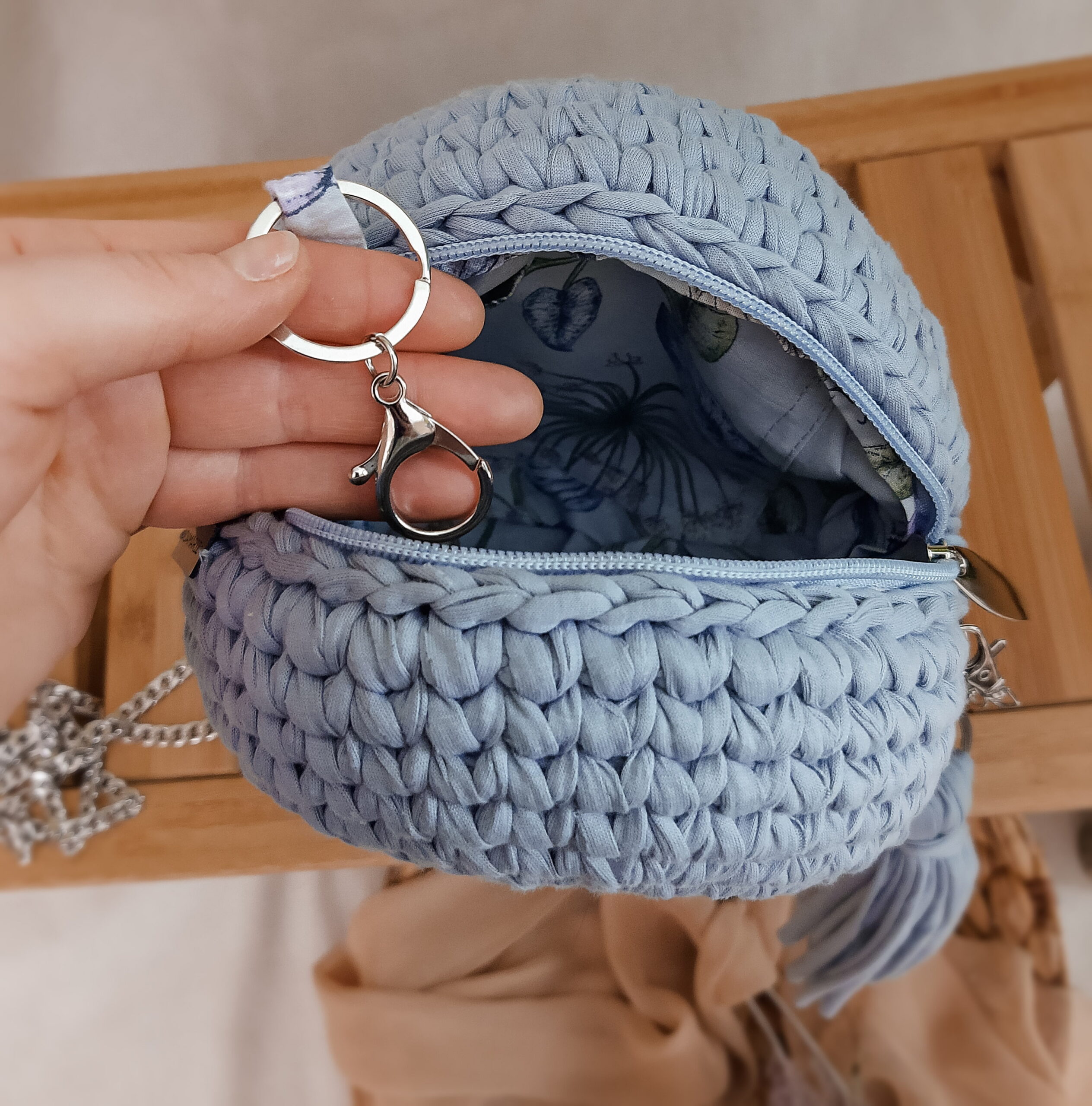 mała szara, okrągła torebka na łańcuszku na pasku przez ramię, pleciona na szydełku