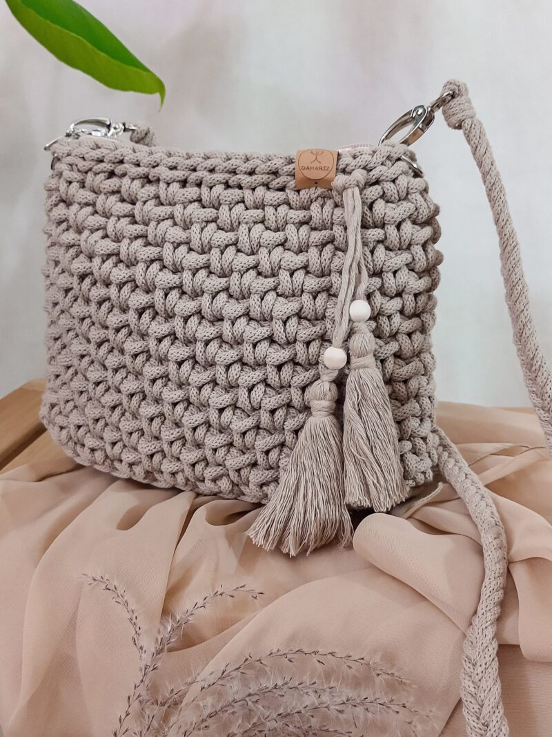 mała torebka ze sznurka przez ramię, listonoszka z frędzlami, piaskowa