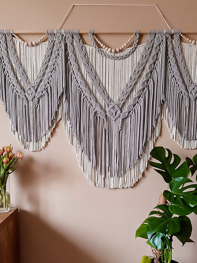 Duża makrama na ścianę do salonu, sypialni, dekoracja boho z koralami, makatka, szara, naturalna biel.