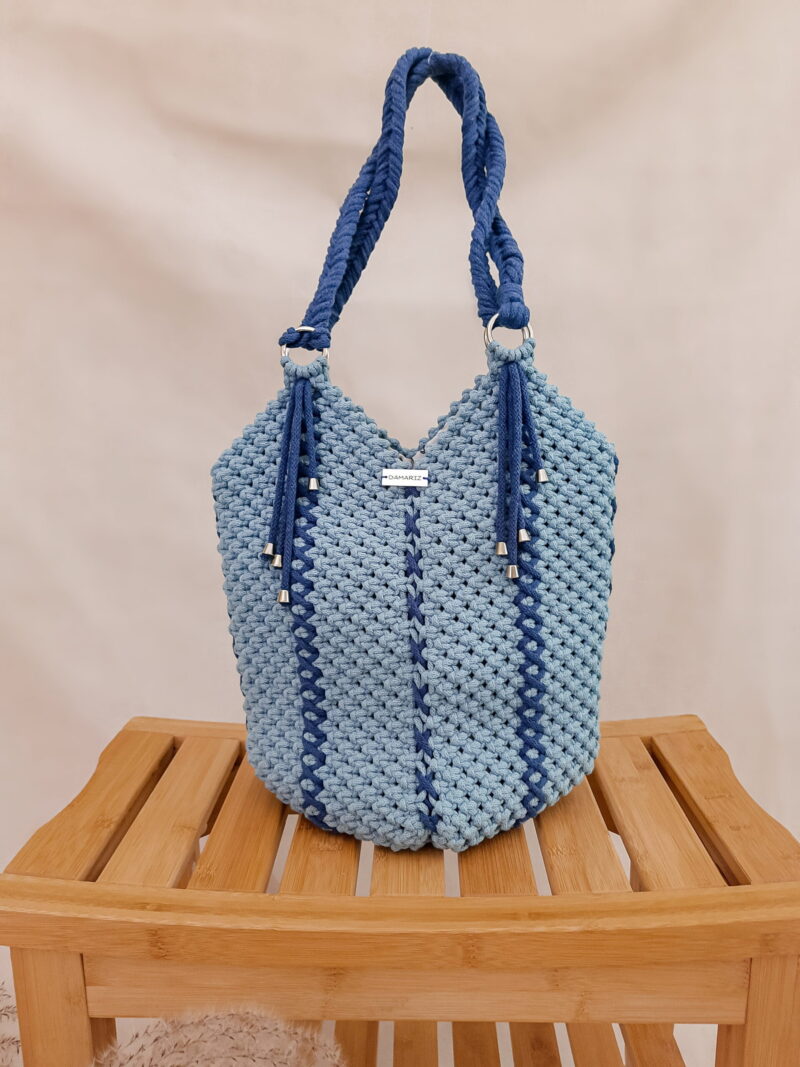Torebka z kwadratowym dnem, pojemna torebka na ramię shopperka, niebieska Torebka z kwadratowym dnem, pojemna torebka na ramię shopperka wypleciona techniką makramy ręcznie, niebieska