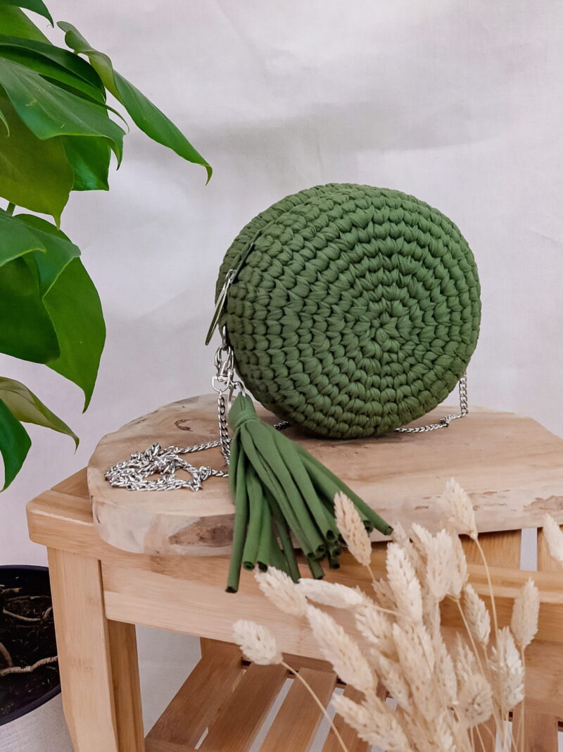 mała zielona, okrągła torebka na łańcuszku na pasku przez ramię, pleciona na szydełku
