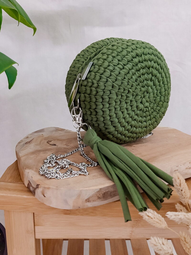 mała zielona, okrągła torebka na łańcuszku na pasku przez ramię, pleciona na szydełku