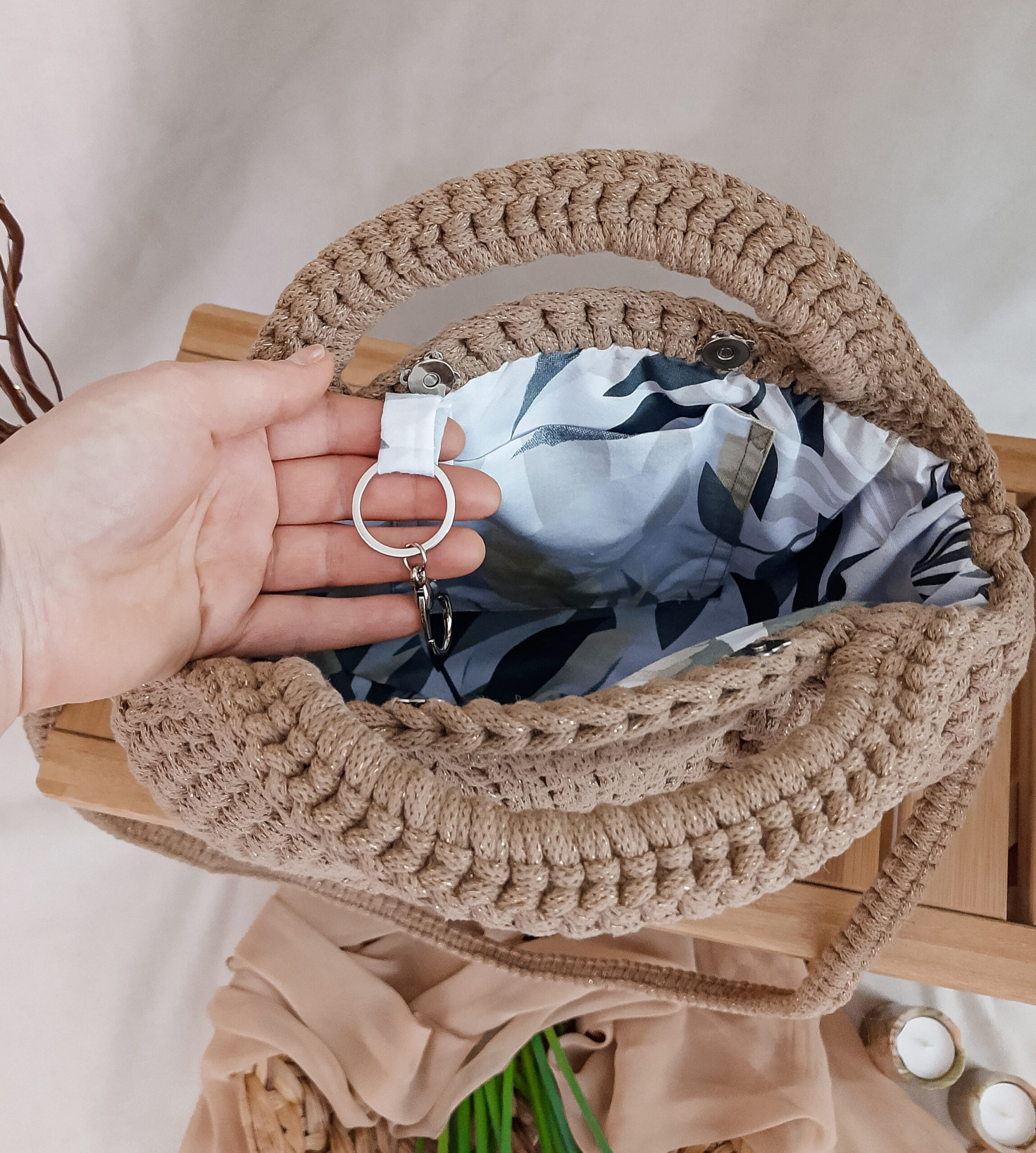 okrągła torebka ze sznurka do ręki i przez ramię, beżowa, złota, stare złoto