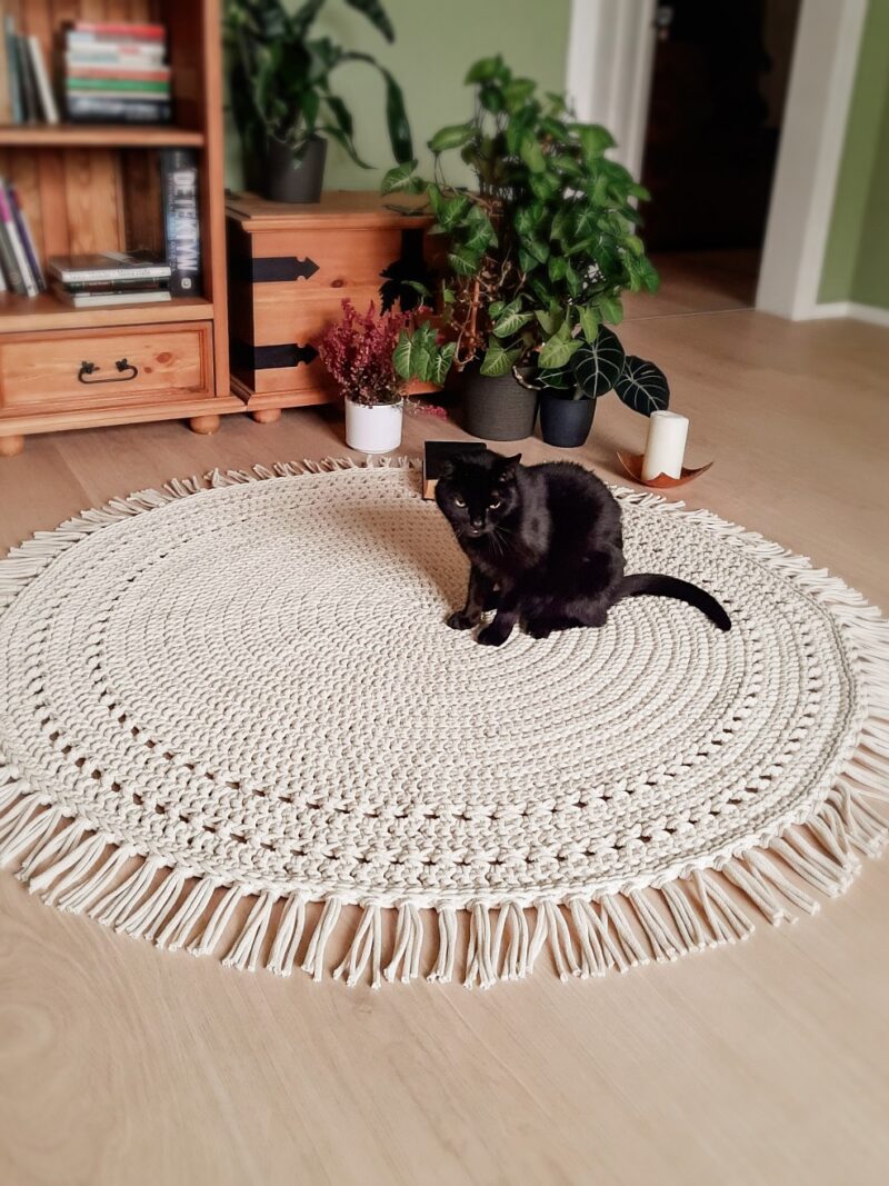 okrągły dywan naturalny w stylu boho, skandynawski z frędzlami, złamana biel, dodatki do domu w stylu skandynawskim, naturalne dekoracje domu