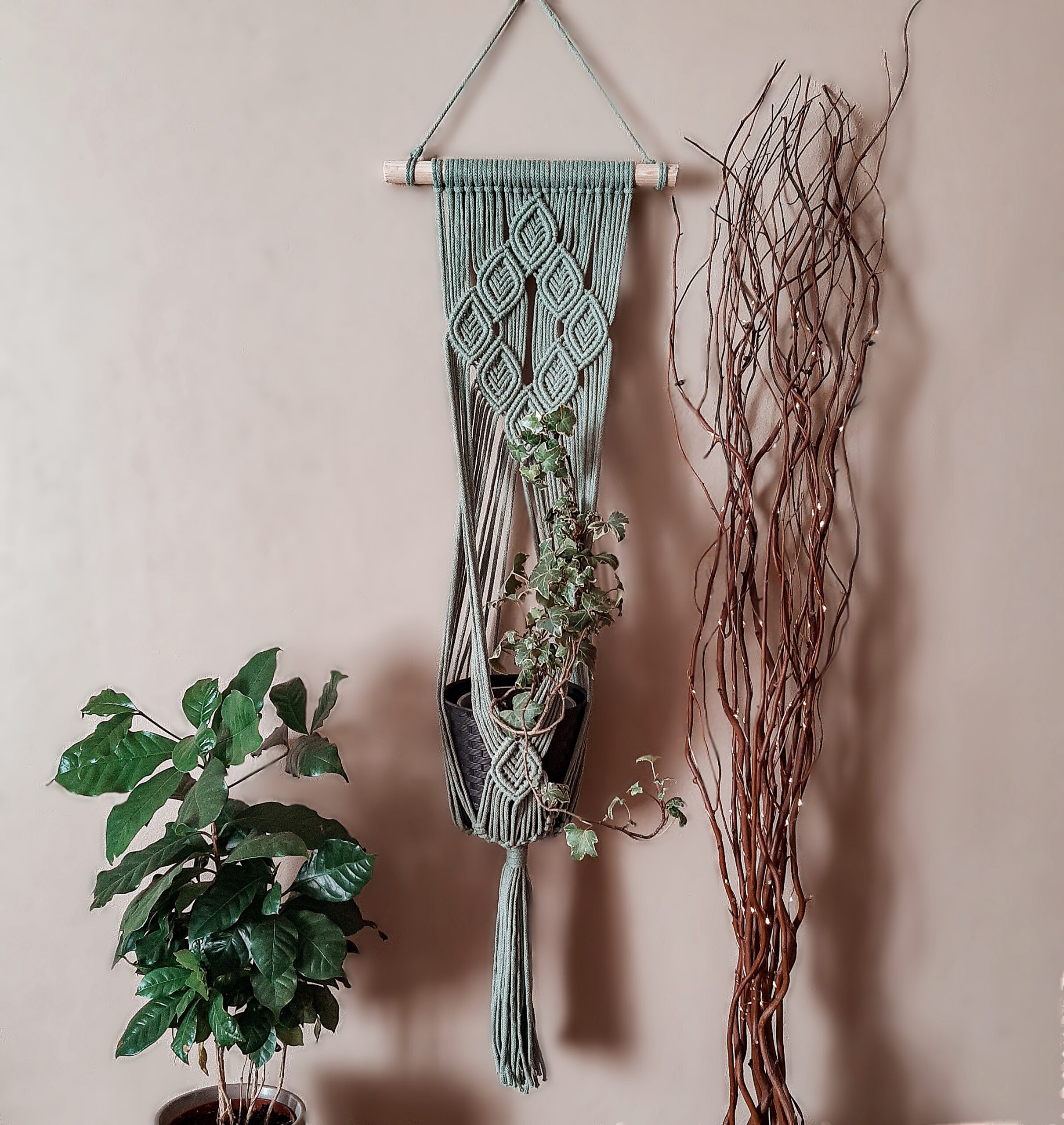 kwietnik ze sznurka, makrama kwietnik na ścianę zielony, szałwiowy