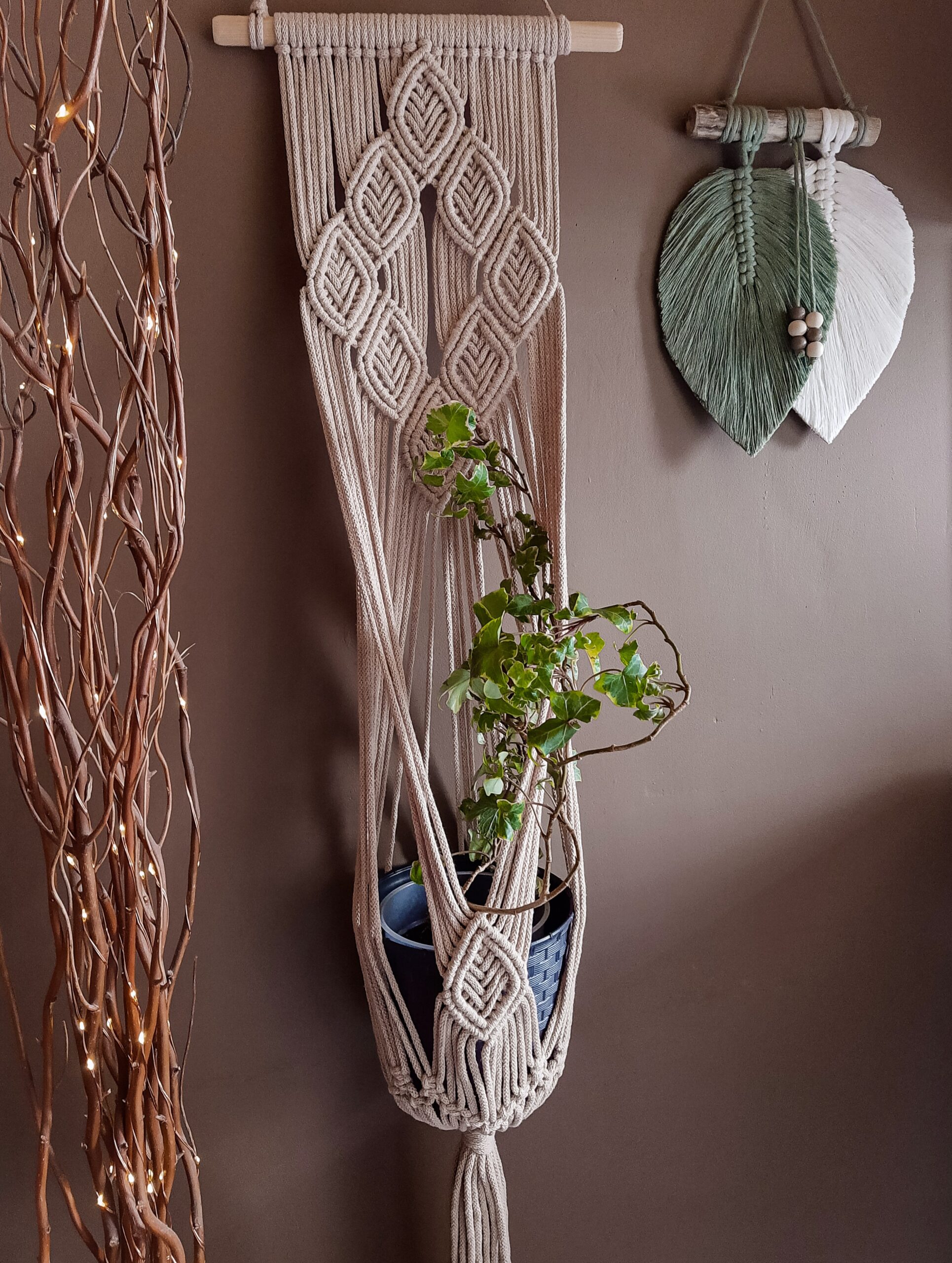 kwietnik makrama na ścianę beżowy, kwietnik wiszący ze sznurka