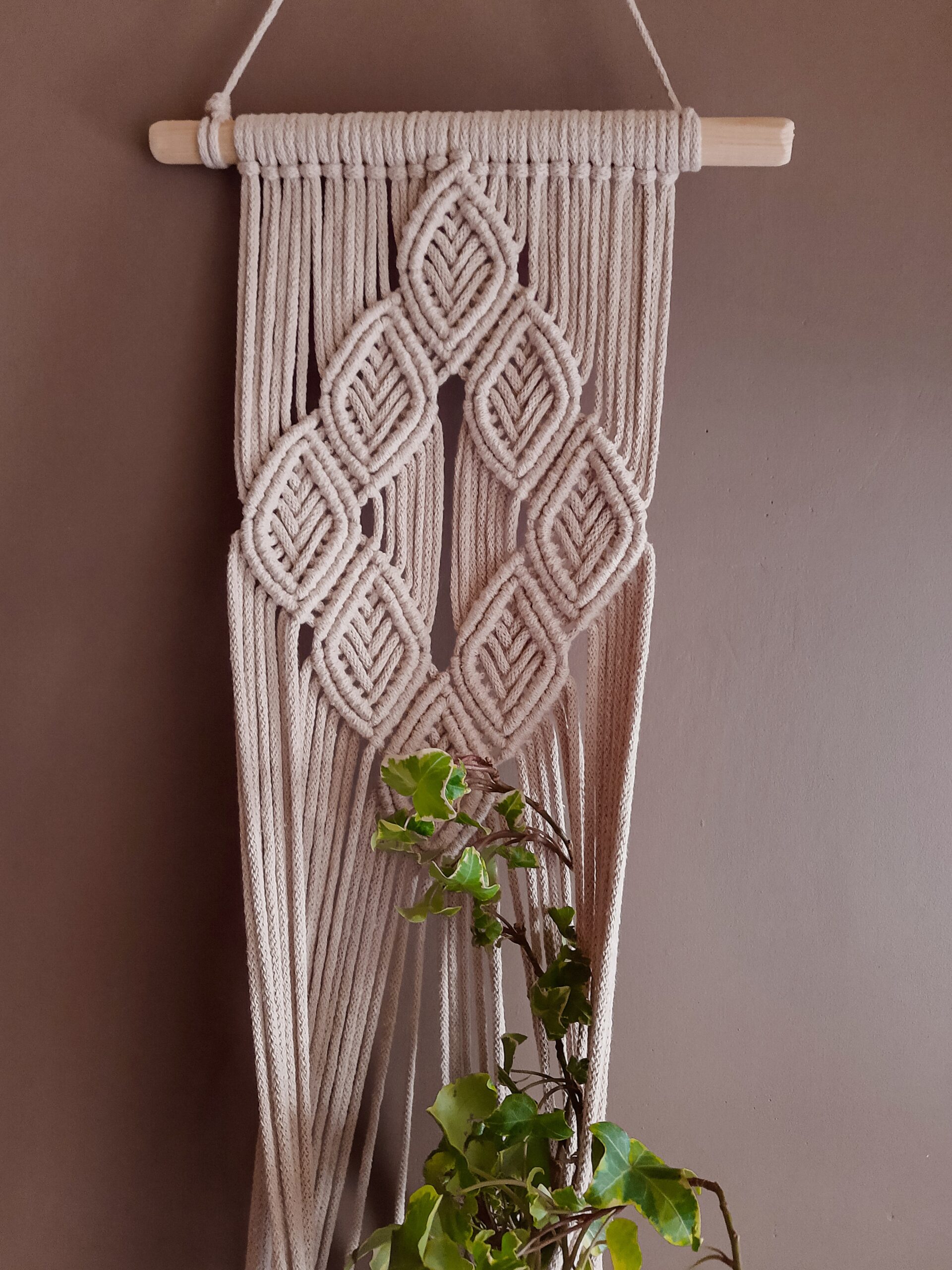 kwietnik makrama na ścianę beżowy, kwietnik wiszący ze sznurka