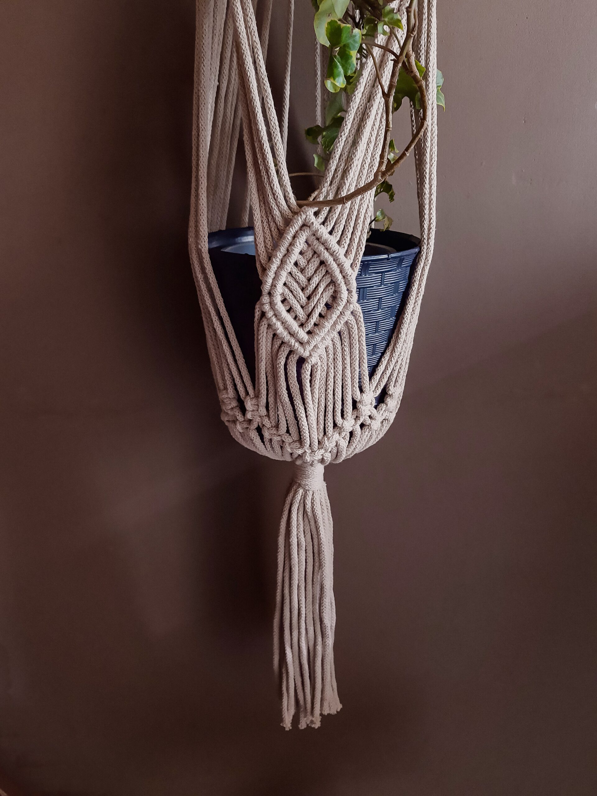 kwietnik makrama na ścianę beżowy, kwietnik wiszący ze sznurka