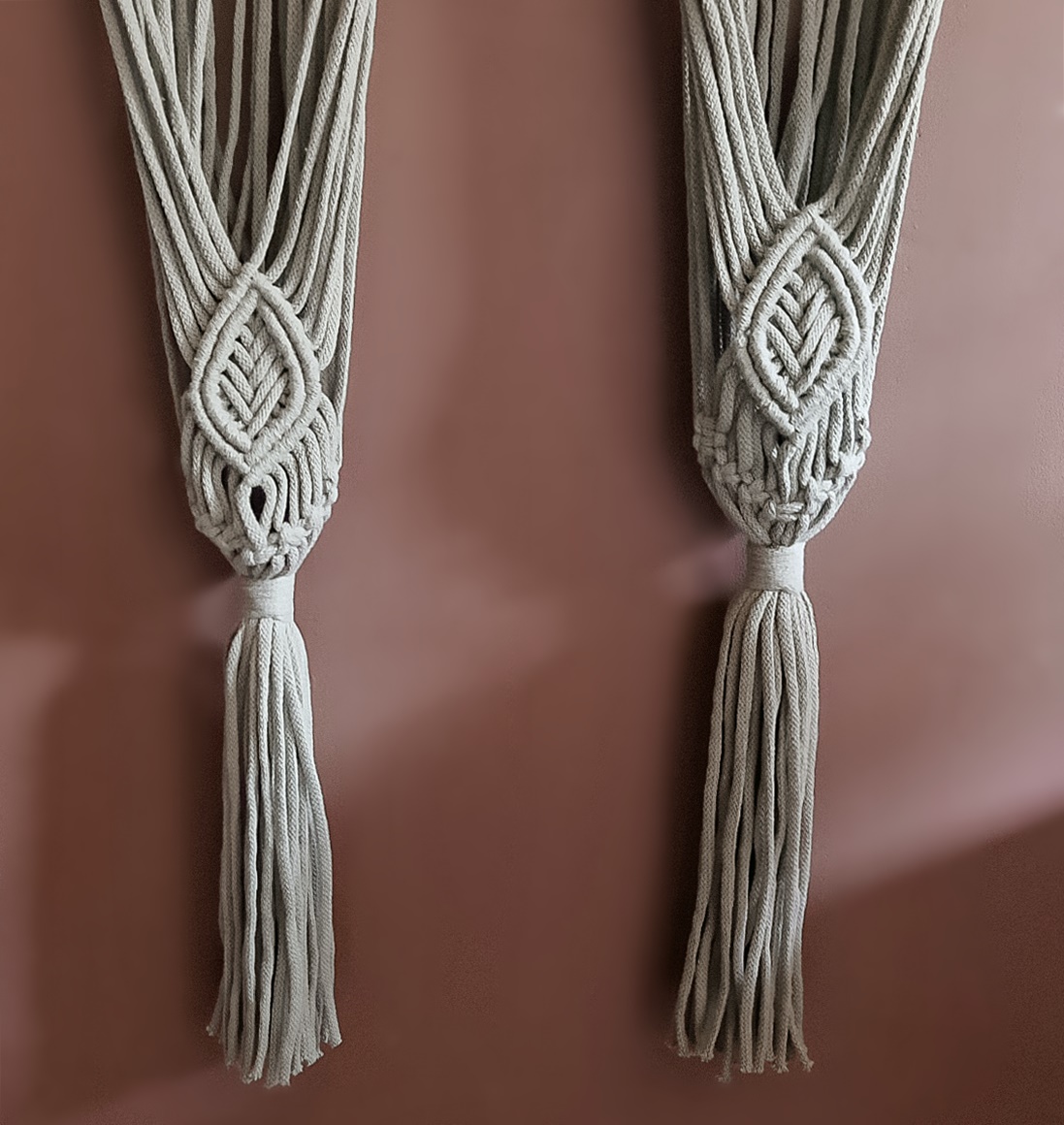 kwietnik makrama na ścianę w kolorze szałwia, jasny zielony, wiszący kwietnik