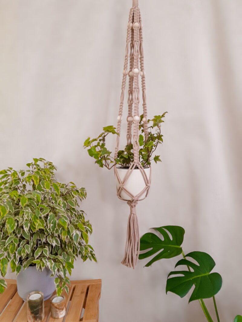 kwietnik pleciony ze sznurka, wiszący kwietnik beżowy, makrama kwietnik ze sznurka z koralikami