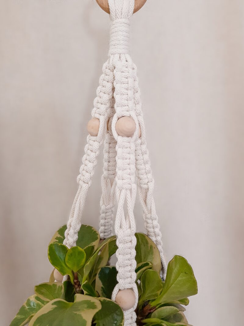 kwietnik pleciony ze sznurka, wiszący kwietnik naturalny biały, makrama kwietnik ze sznurka