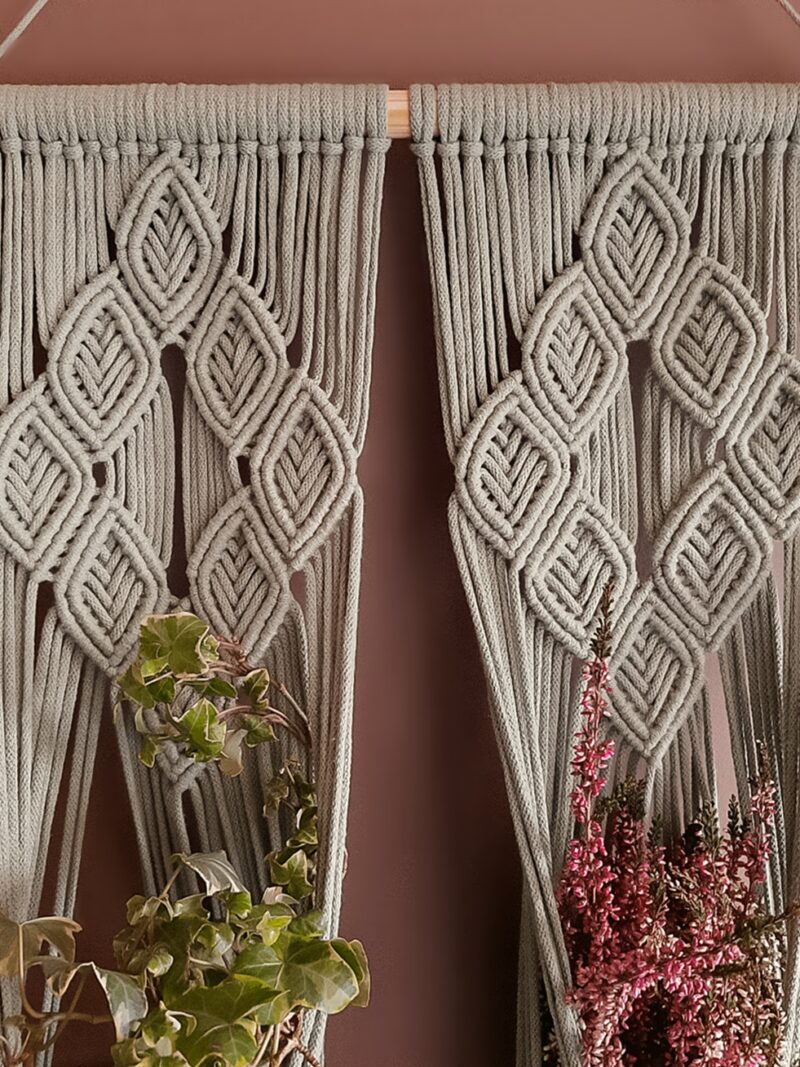 kwietnik makrama na ścianę w kolorze szałwia, jasny zielony, wiszący kwietnik