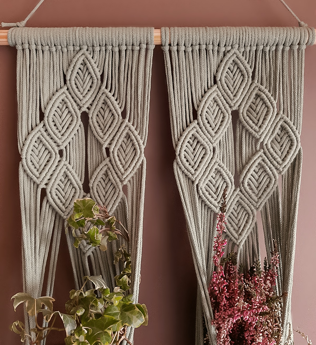 kwietnik makrama na ścianę w kolorze szałwia, jasny zielony, wiszący kwietnik