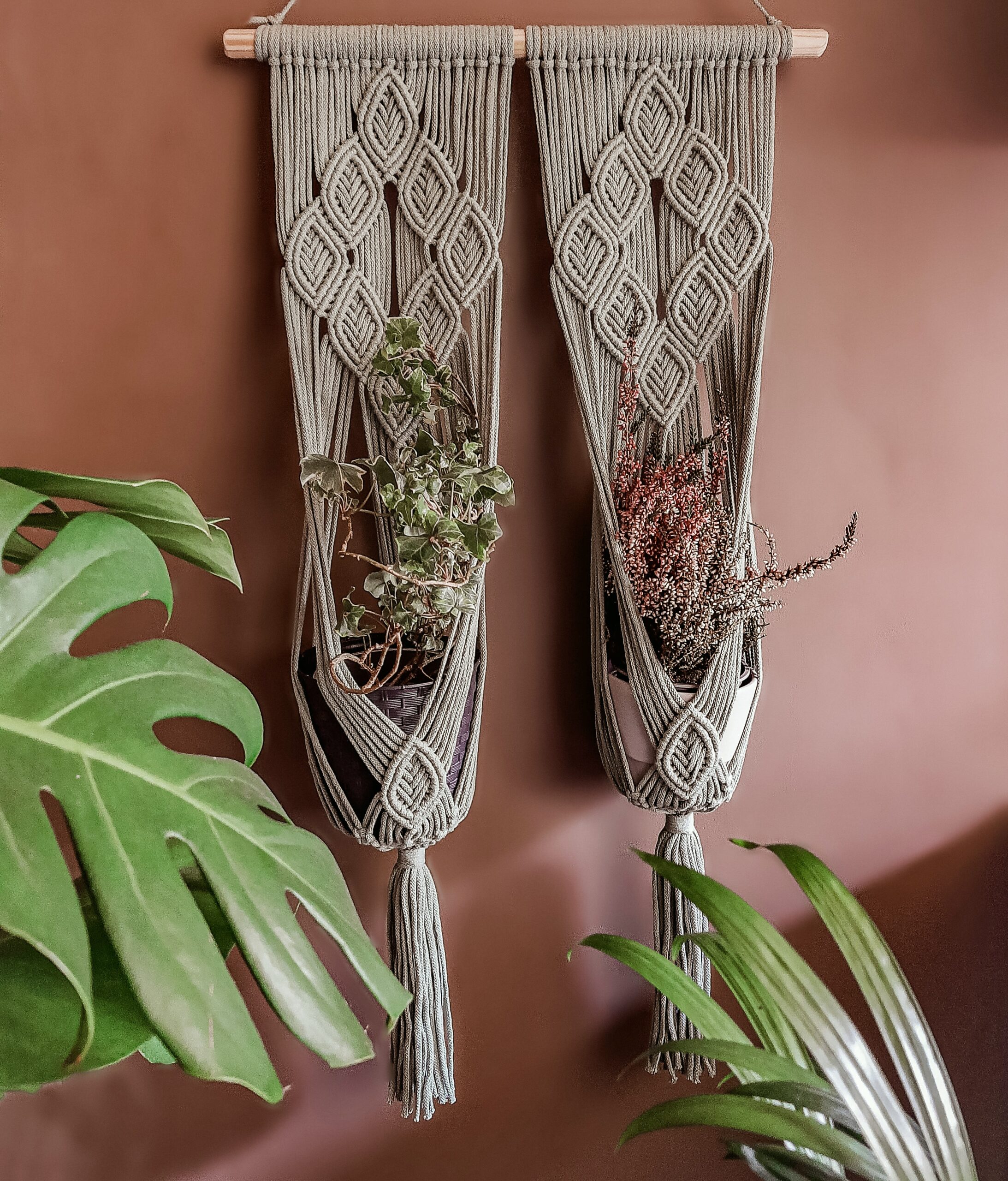 kwietnik makrama na ścianę w kolorze szałwia, jasny zielony, wiszący kwietnik