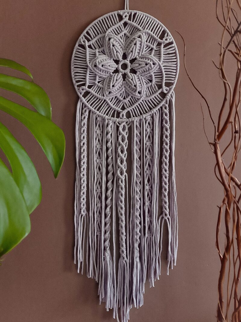 łapacz snów, mandala makrama, kwiat, kwieciste dekoracje, szary łapacz snów