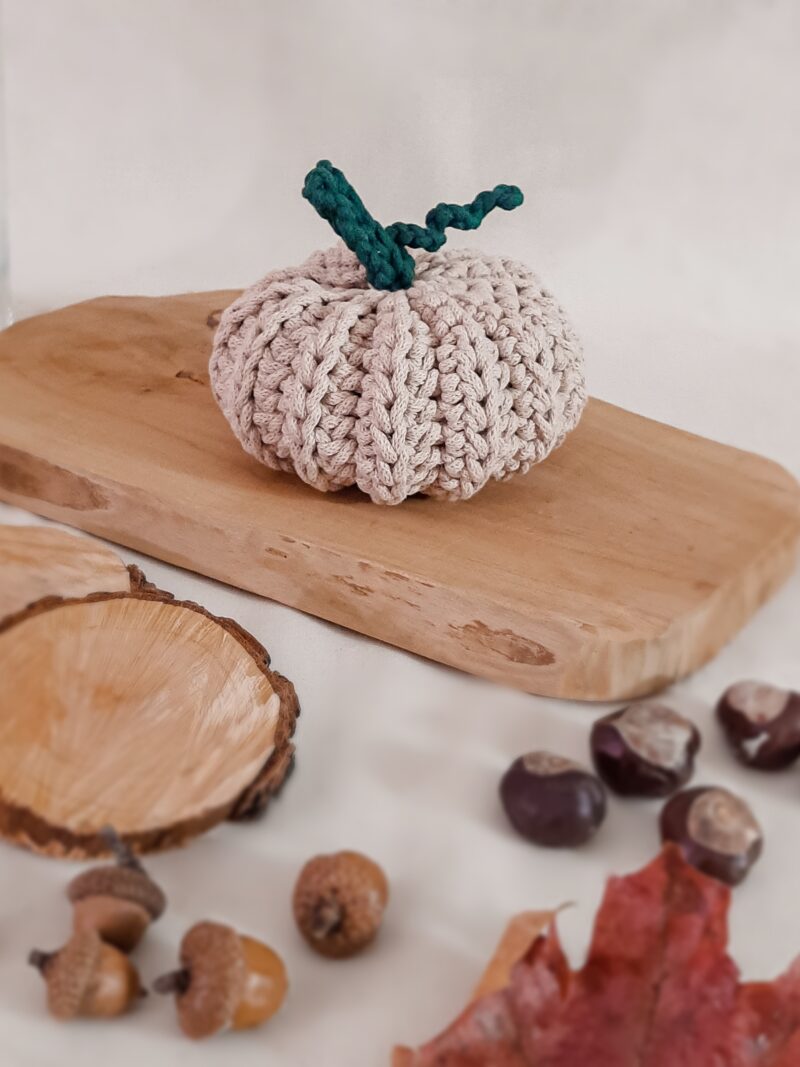 dynia ze sznurka, dekoracja jesienna beżowa