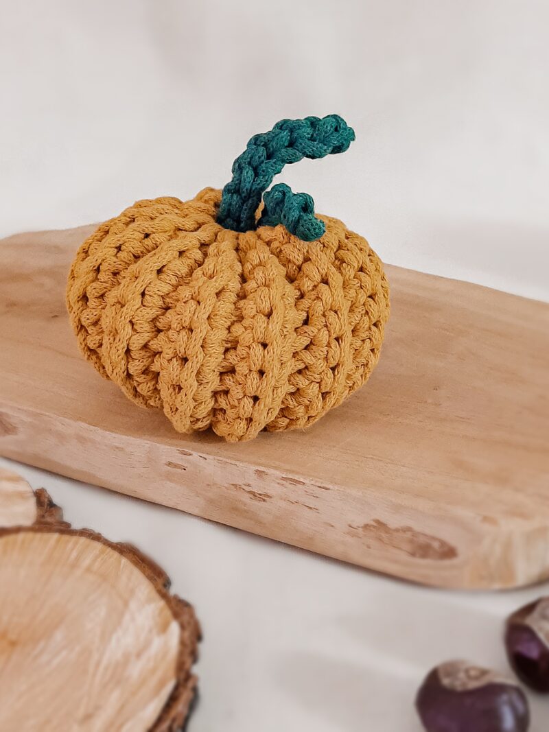 dynia pleciona ze sznurka, dekoracja, brudny żółty