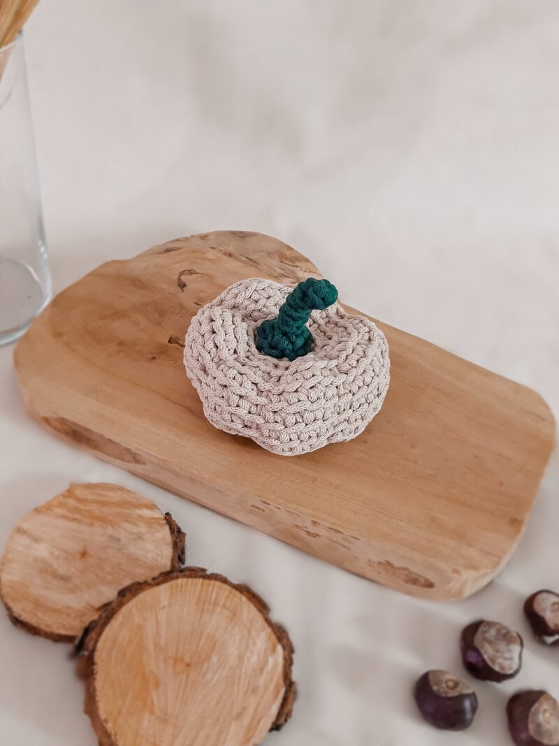 dynia pleciona ze sznurka, dekoracja na jesień, beżowa