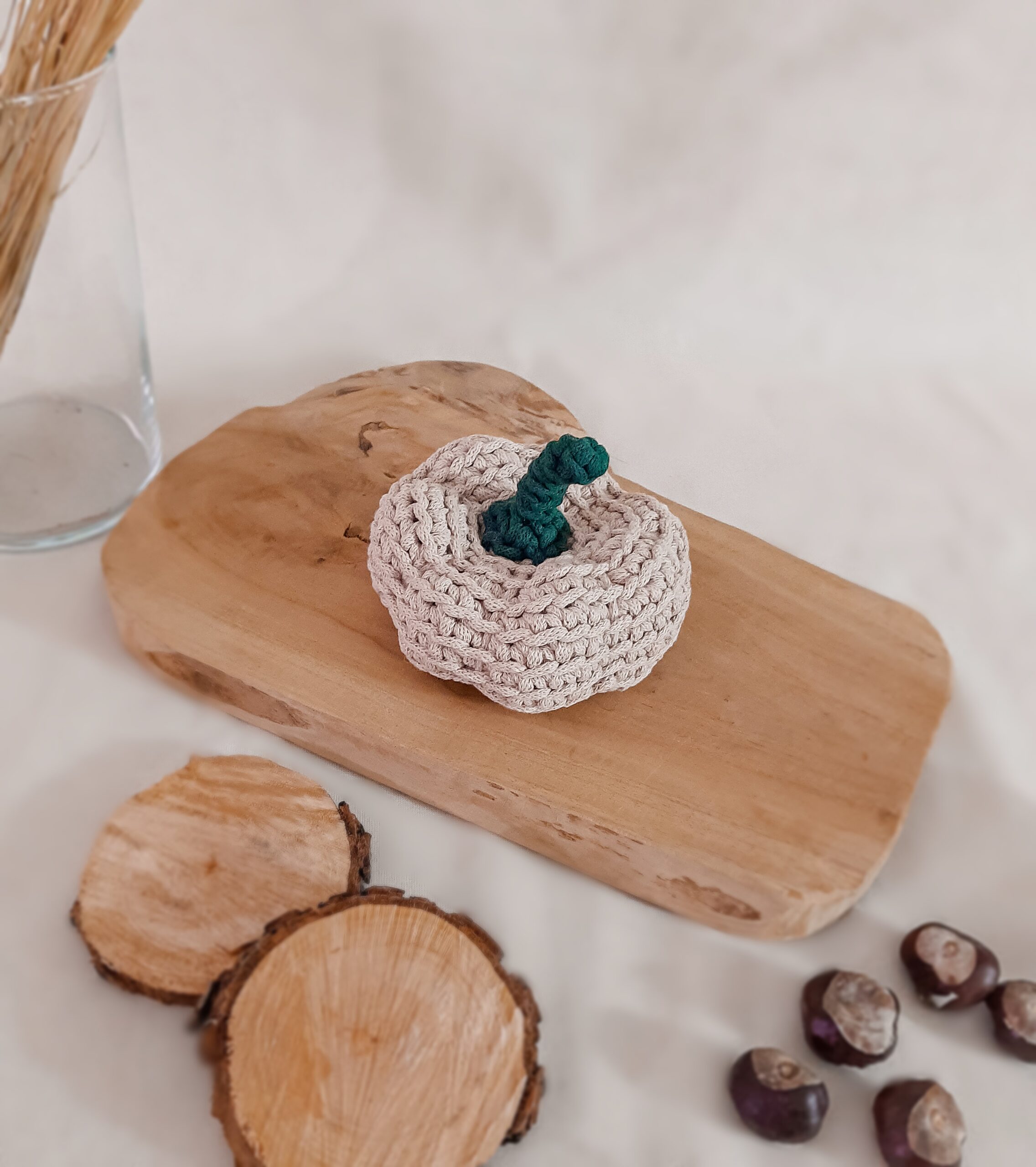 dynia pleciona ze sznurka, dekoracja na jesień, beżowa