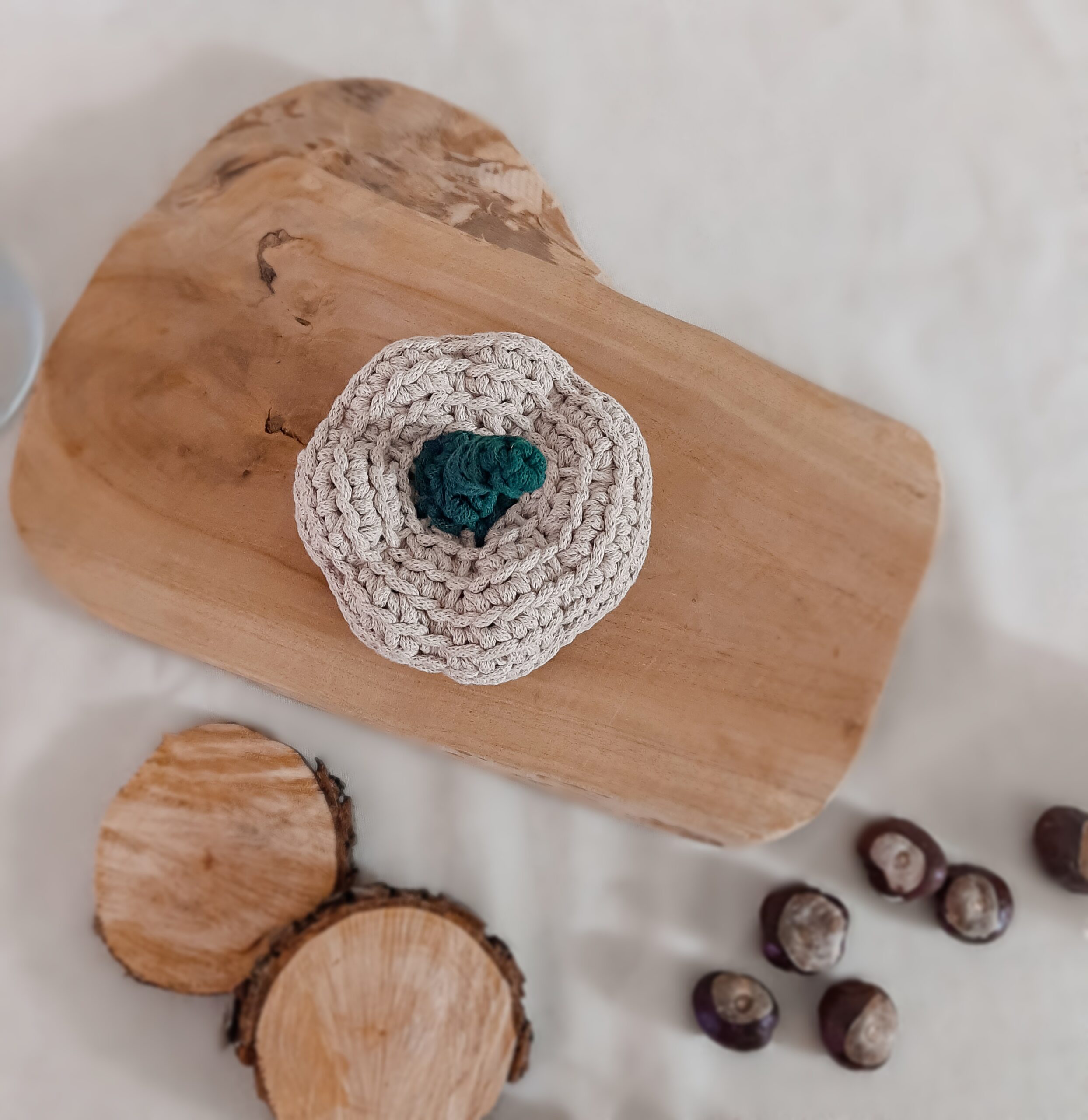 dynia pleciona ze sznurka, dekoracja na jesień, beżowa