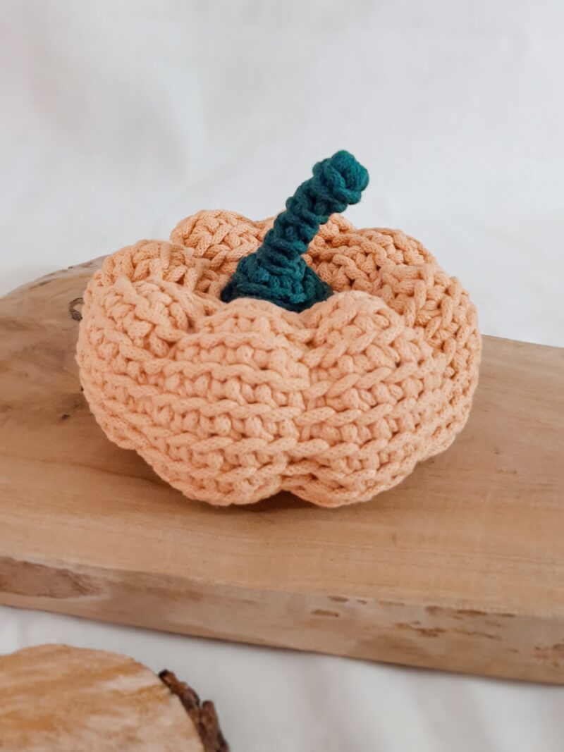 dynia baby boo na szydełku ze sznurka, dynia dekoracja jesienna pomarańczowa dynia baby boo na szydełku ze sznurka, dynia dekoracja jesienna pomarańczowa