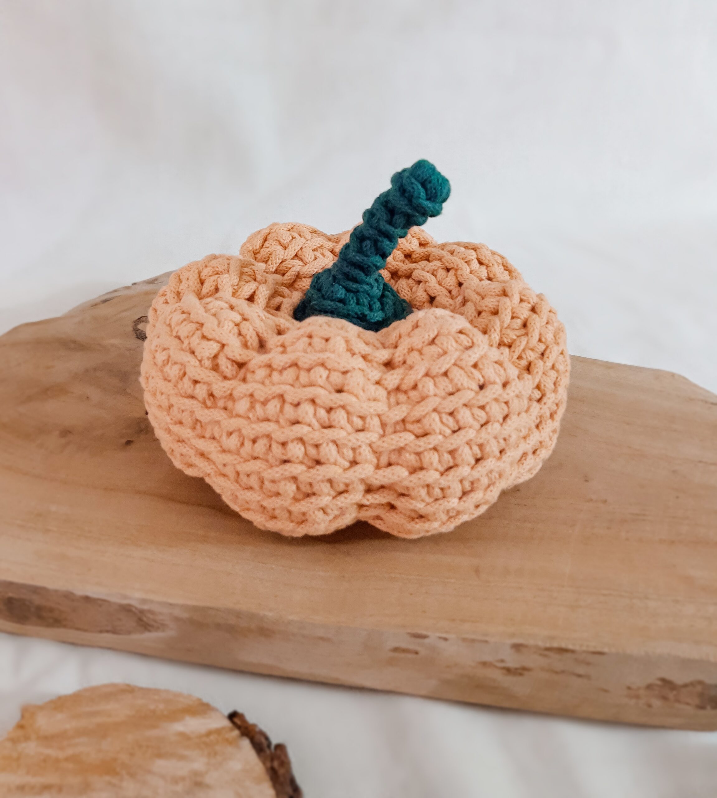 dynia baby boo na szydełku ze sznurka, dynia dekoracja jesienna pomarańczowa